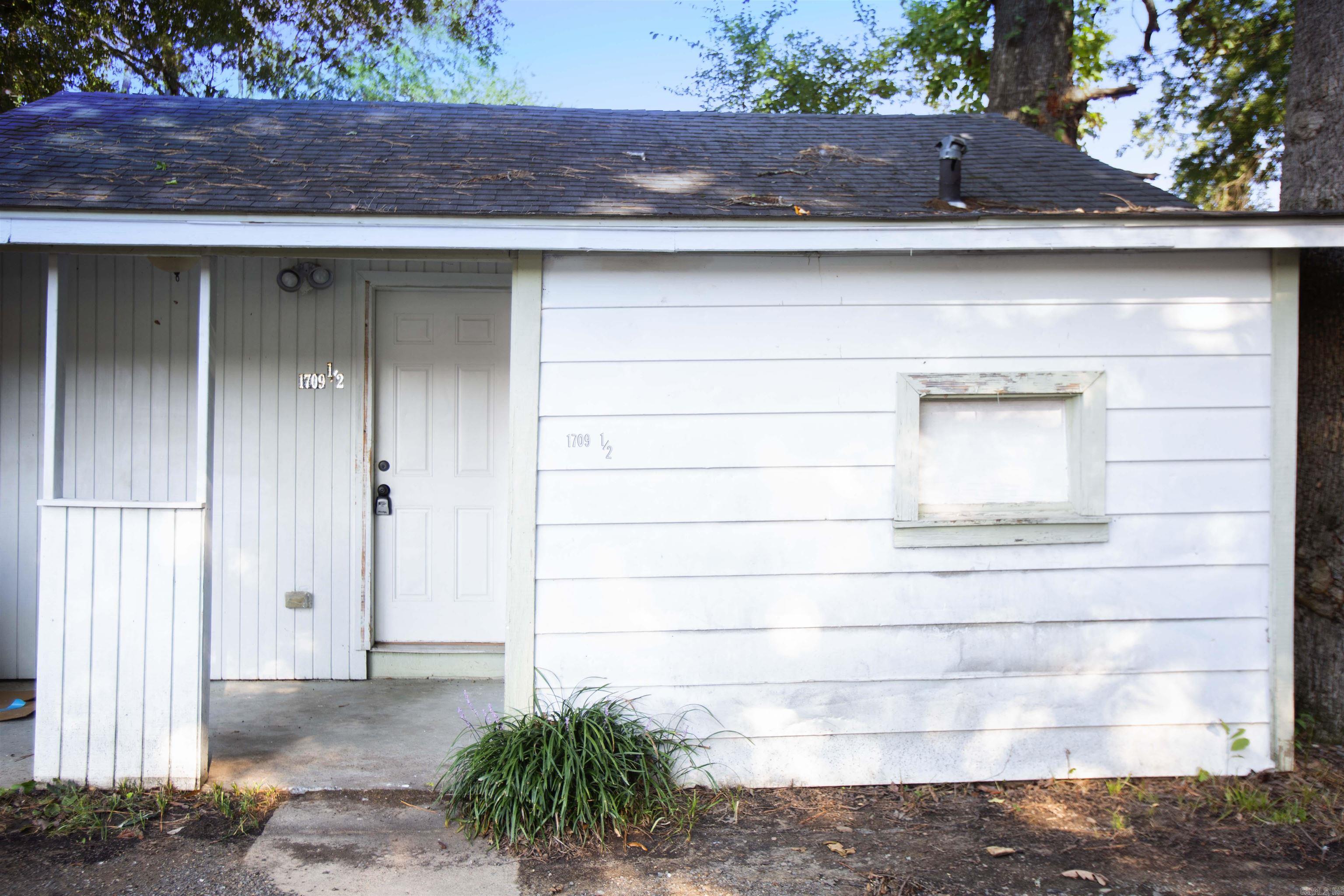 One bedroom apartment located in North Little Rock. The lease for this property is for 18 months and income has to be three times the amount of rent unless you have a housing voucher.