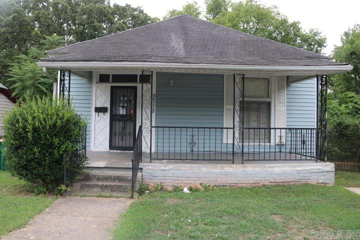 3 bedroom 2 bath two story home in the heart of Little Rock.  It features a fenced backyard and an enclosed porch for entertaining.  It is within walking distance to retail, restaurants, and schools.  All offers must be submitted through Hubzu.com. Please visit Hubzu.com for minimum bid amounts, start times, and ending times.