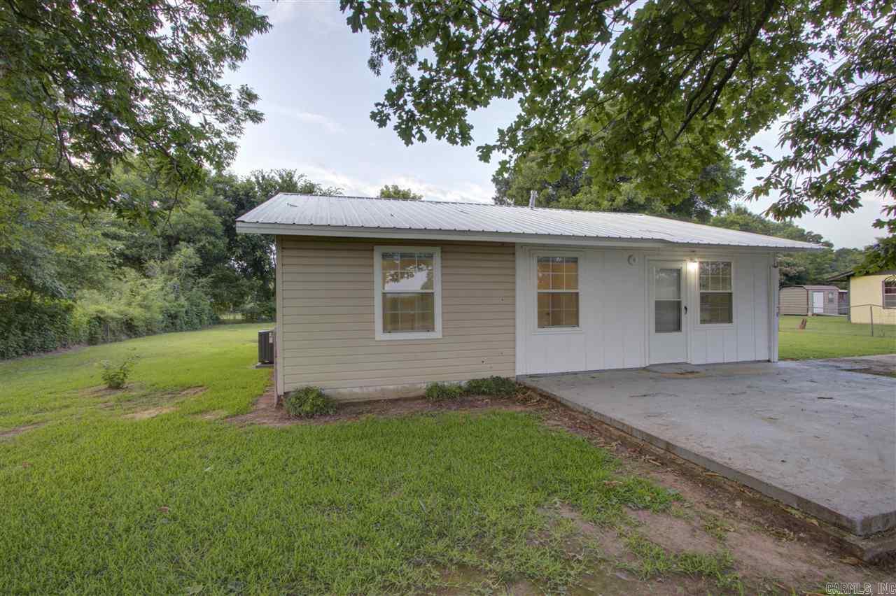 Country Cottage for rent in Garland City AR. What a view of corn field across or have the privacy of the backyard. This 3 bed, 1 bath home is move in ready for you.