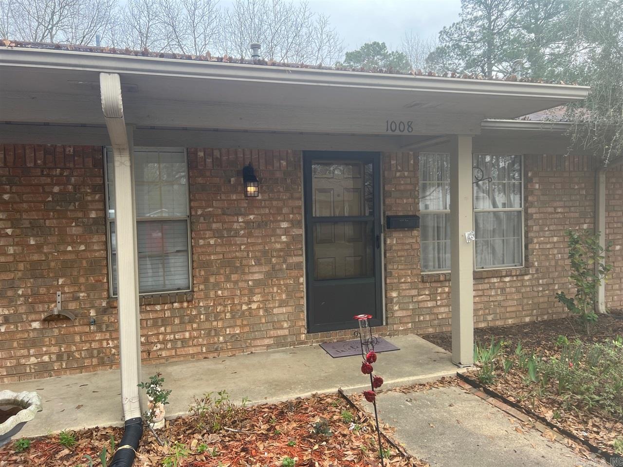 NEW LISTING!!    NICE TOWNHOME WITH 2 BEDROOMS AND BATHS  OPEN LIVING/DINING  ENCLOSED 1 CAR GARAGE    HOA FEES $250 QUARTERLY