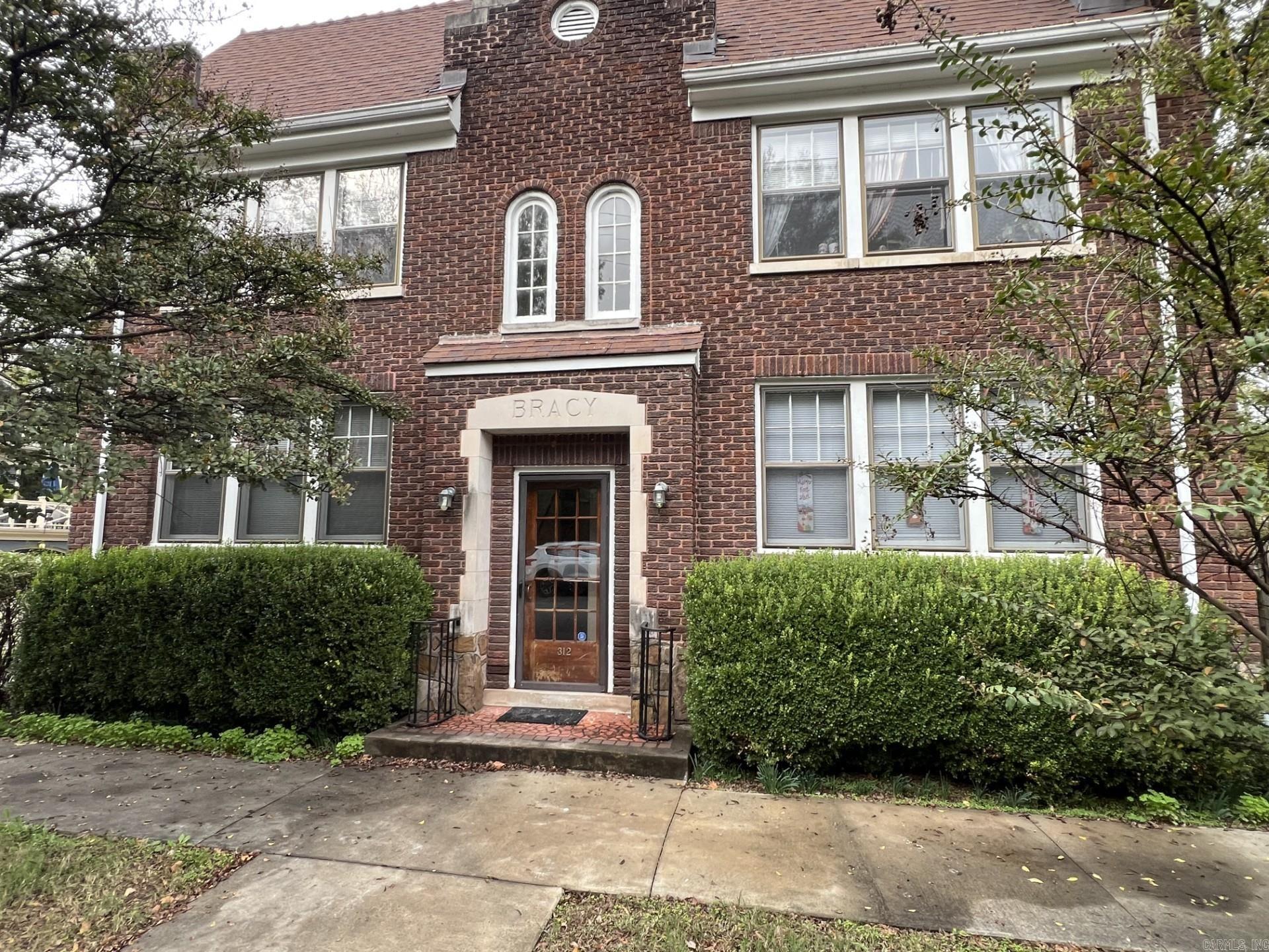 All the old world charm,hardwood floors vent-age fireplace close to SOMA historic area.