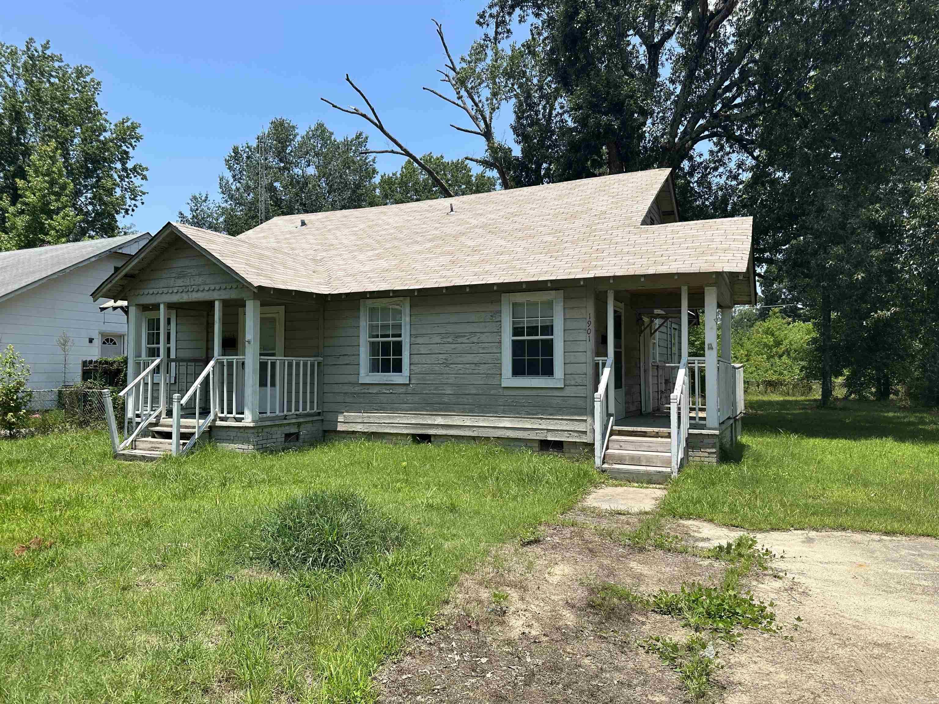 1 bed 1 bath home. This is a cute unit it has wood floors and has been completely updated it has central heat and air and a one car garage. $750 Rent $750 Deposit.