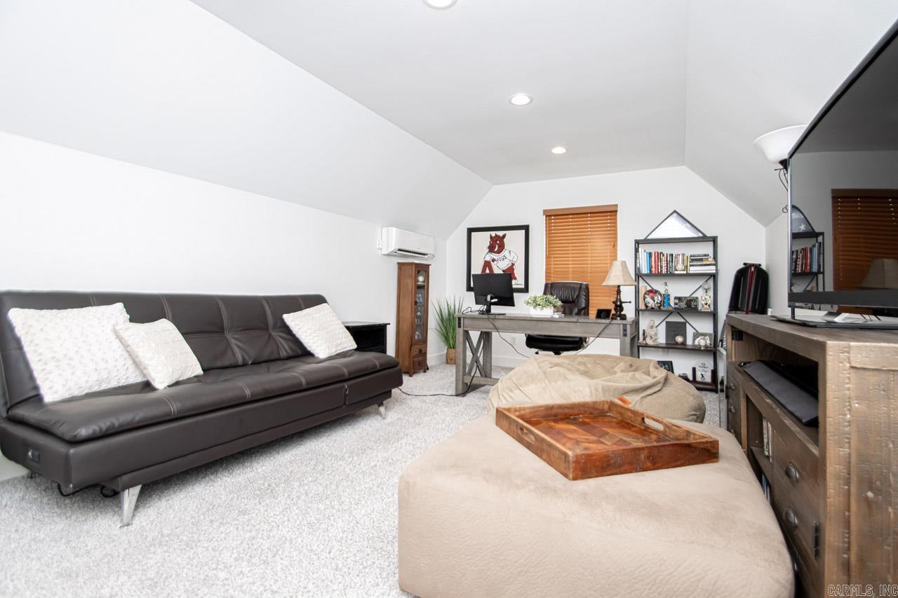 CREEKSIDE - Residential