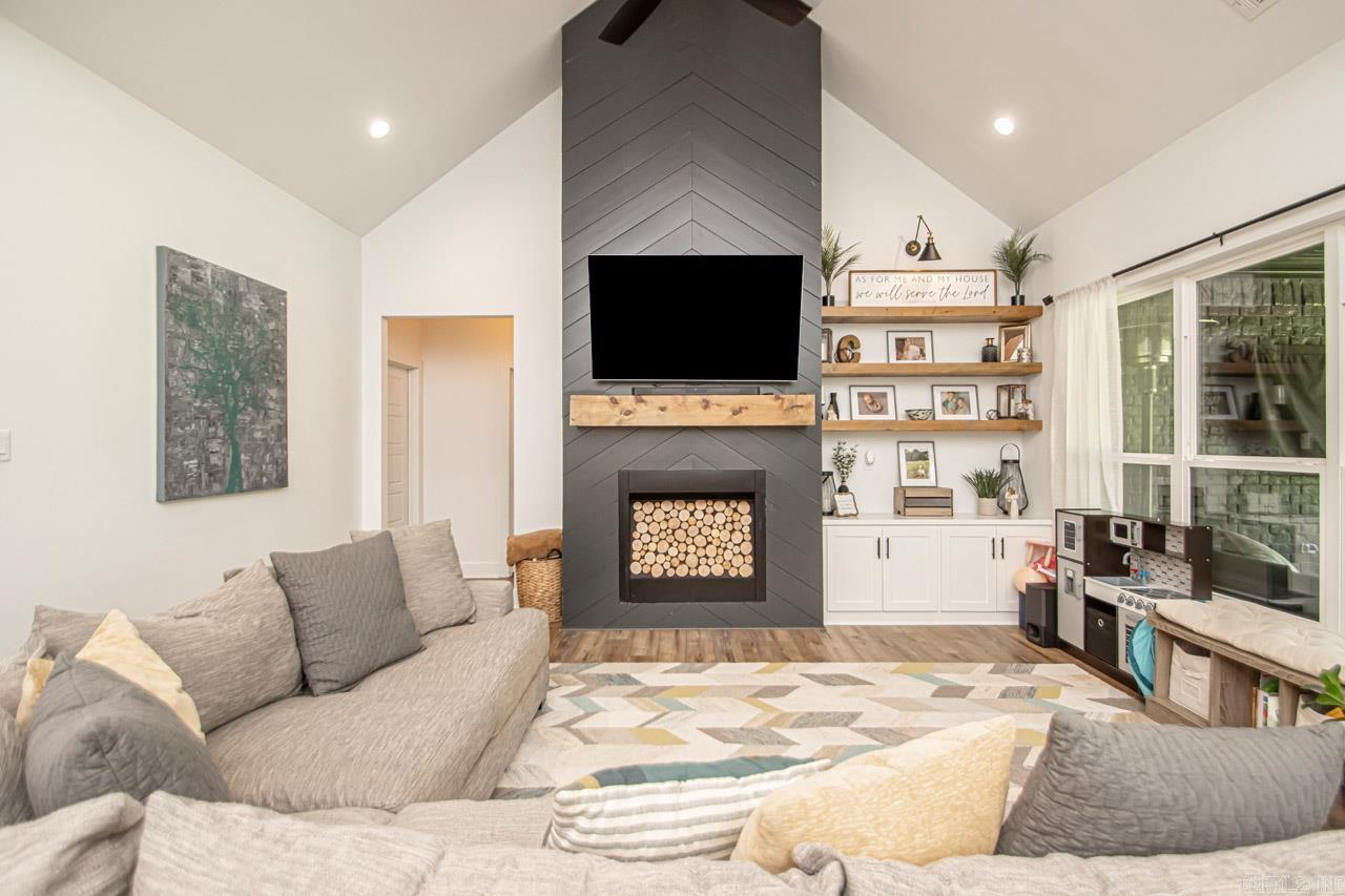 CREEKSIDE - Residential