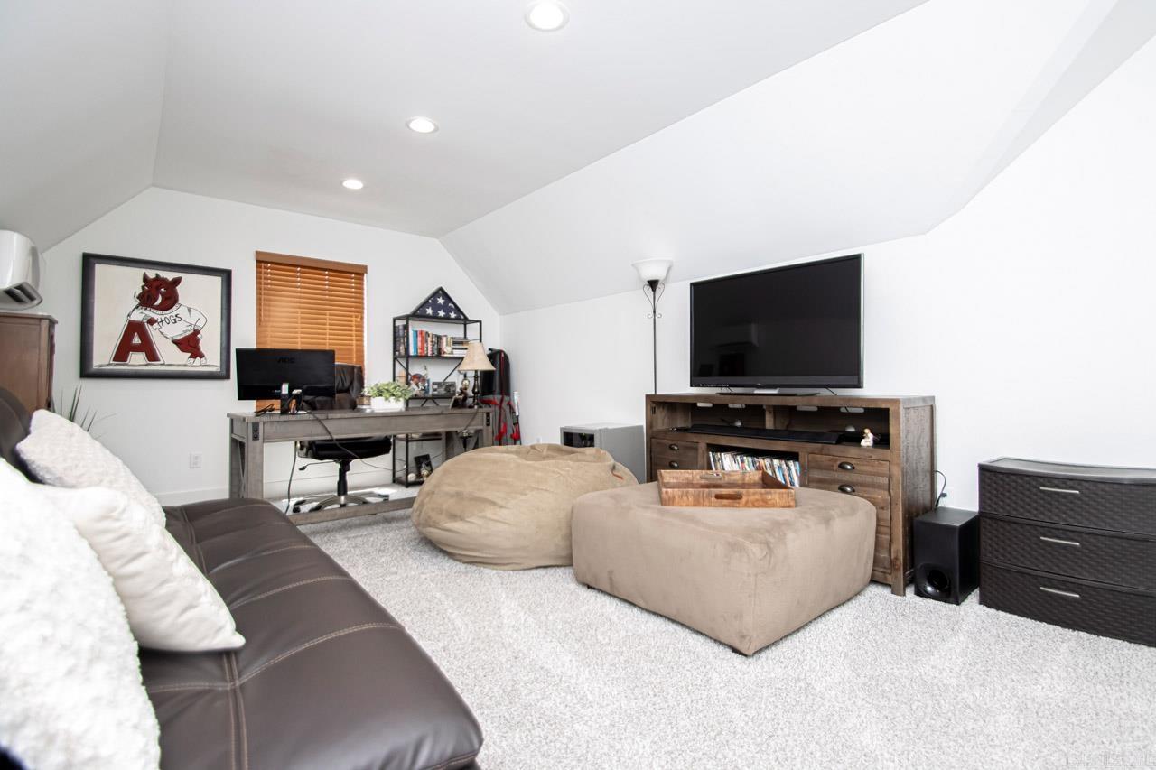 CREEKSIDE - Residential