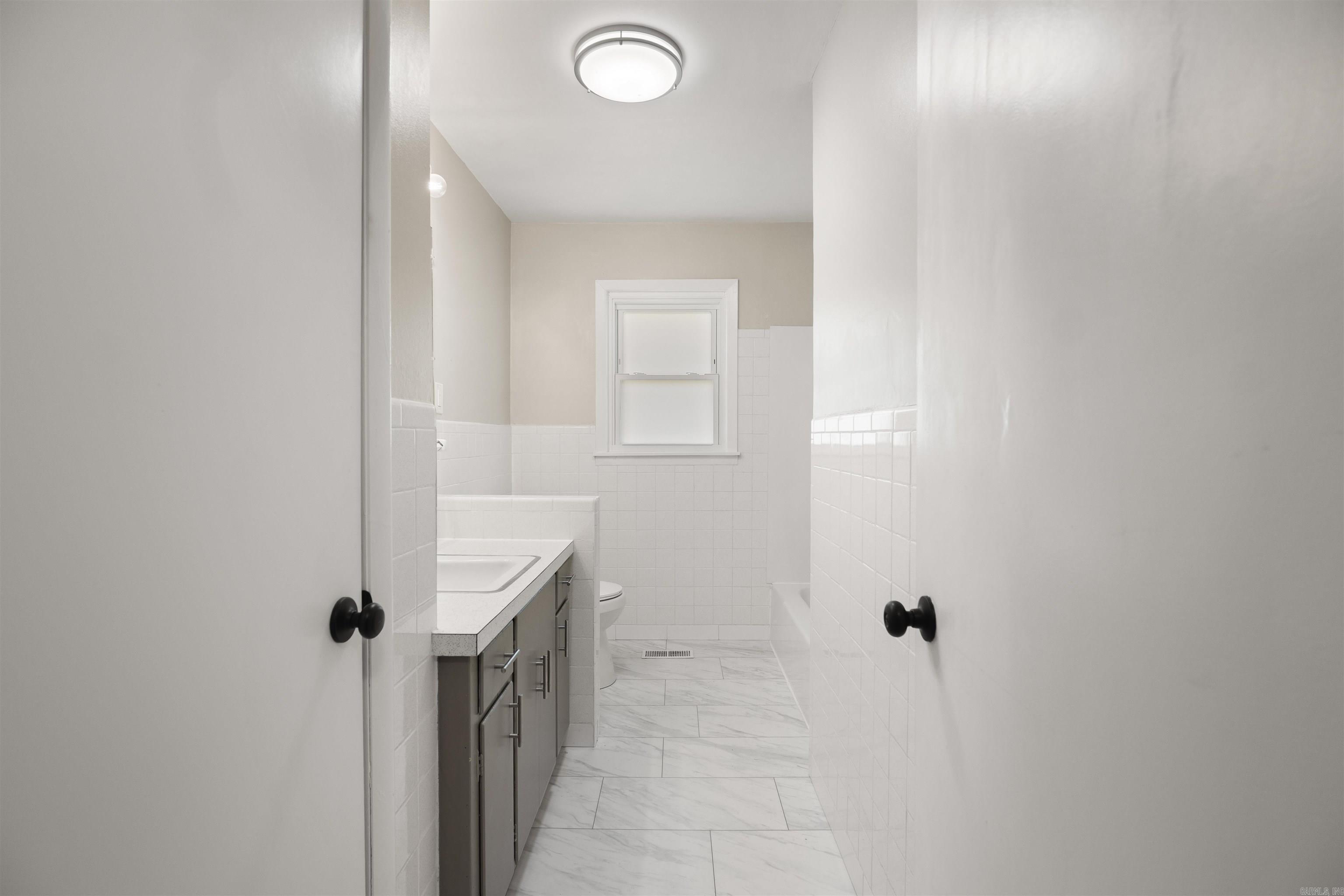 REPLAT E1/2 LOT 5 COBB & LEE - Residential