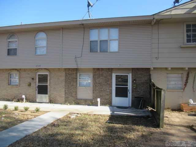Cute 3BD townhouse in North Little Rock close to Pulaski Tech. The lease for this property is for 18 months and income has to be three times the amount of rent.