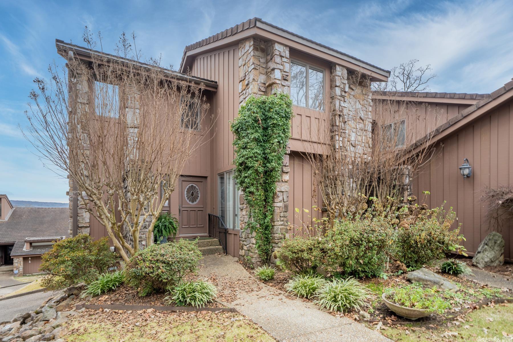 Enjoy the best of all worlds in this 3 bedroom Town Home in Glenridge! Stunning views of Lake Hamilton - 2 Car Garage - Covered Boat Slip all wrapped up in an AWESOME 7 South location and care-free maintenance of a great POA! Don't Miss Out on all that this Town Home Offers.