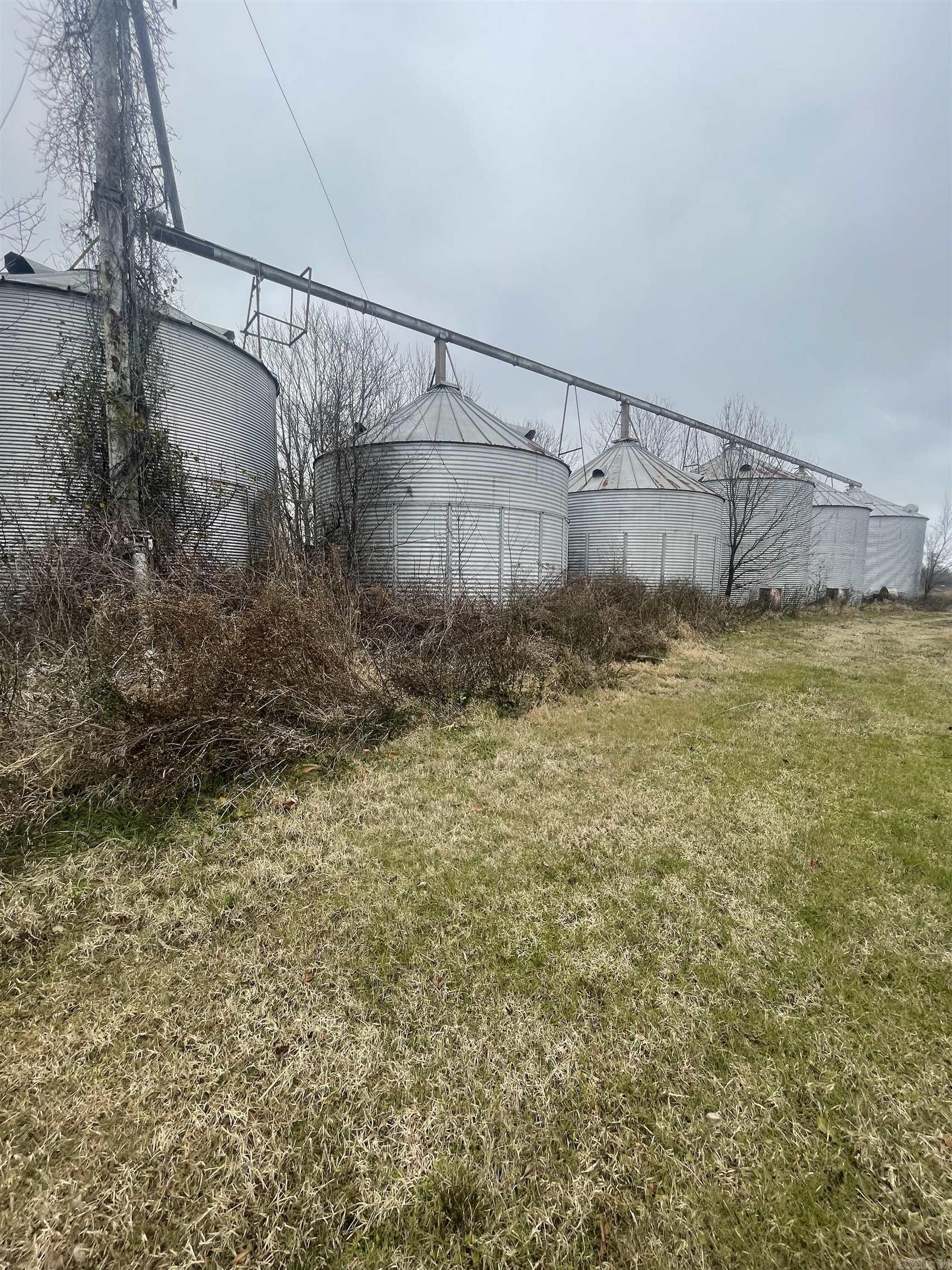 This lot in Humnoke is a duck hunter’s paradise! Nestled close to Stuttgart and renowned duck hunting spots, it offers the perfect opportunity for outdoor enthusiasts. The nearby Bayou Meto is just a short 25 minutes away, making it an ideal location for those who appreciate nature and waterfowl.