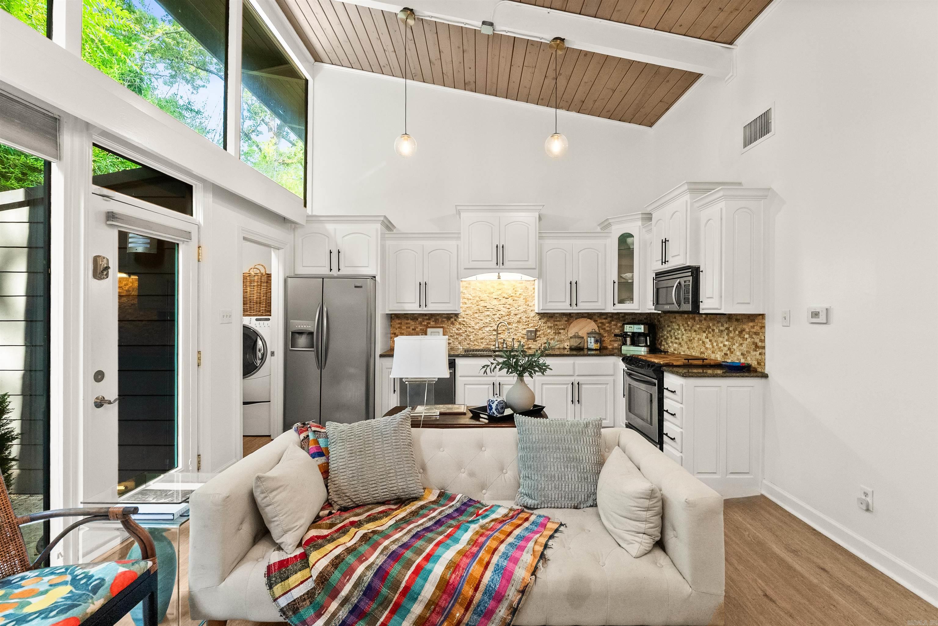 2423 KAVANAUGH HPR - Residential