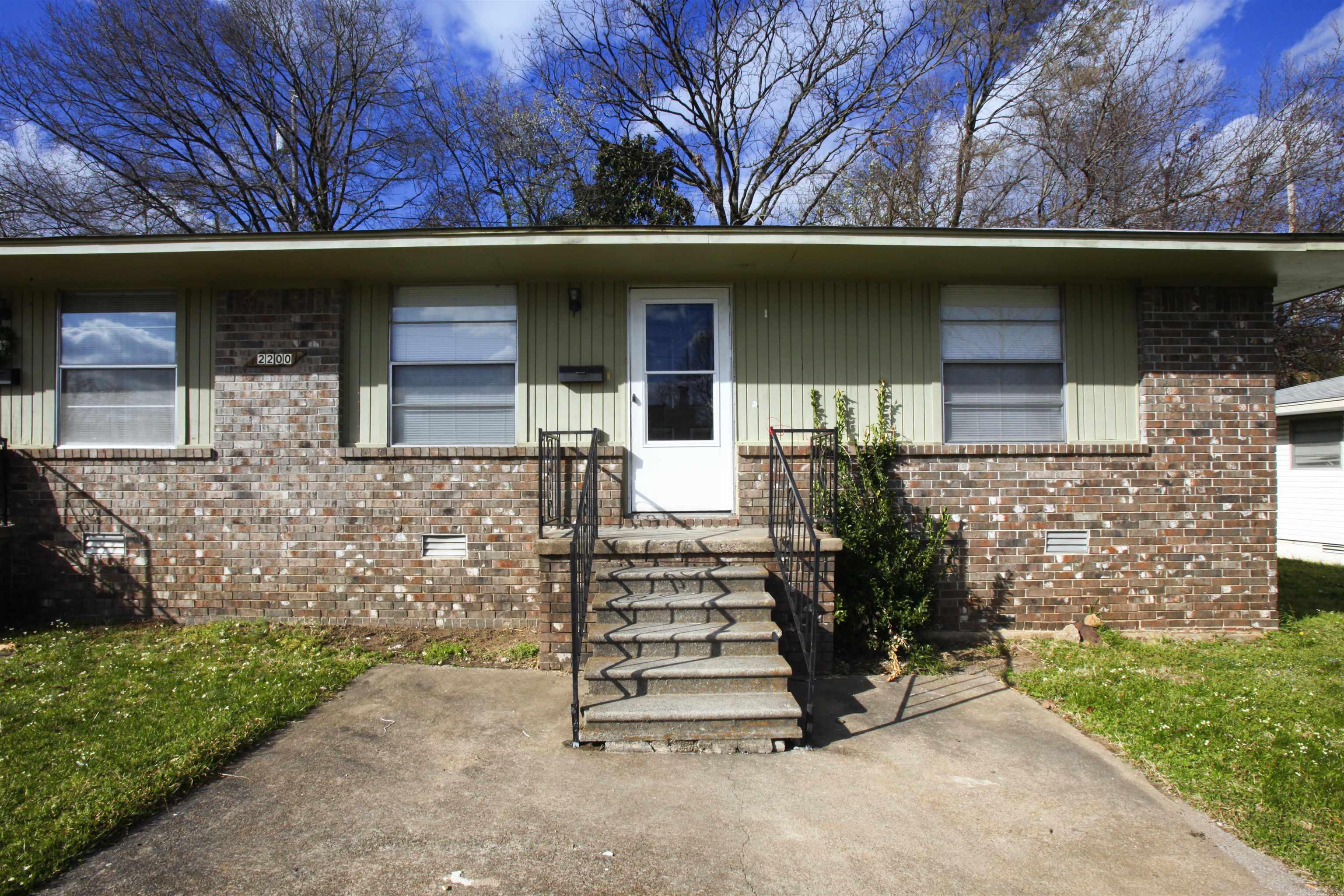Newly remodeled 2BD duplex in North Little Rock close to Burns Park and convenient interstate access. New paint and flooring throughout. Beautiful granite countertops in the kitchen and bathroom. New carpet in bedrooms. The lease for this property is for 2 years with a 3% increase after the first year and income has to be three times the amount of rent unless you have a housing voucher.
