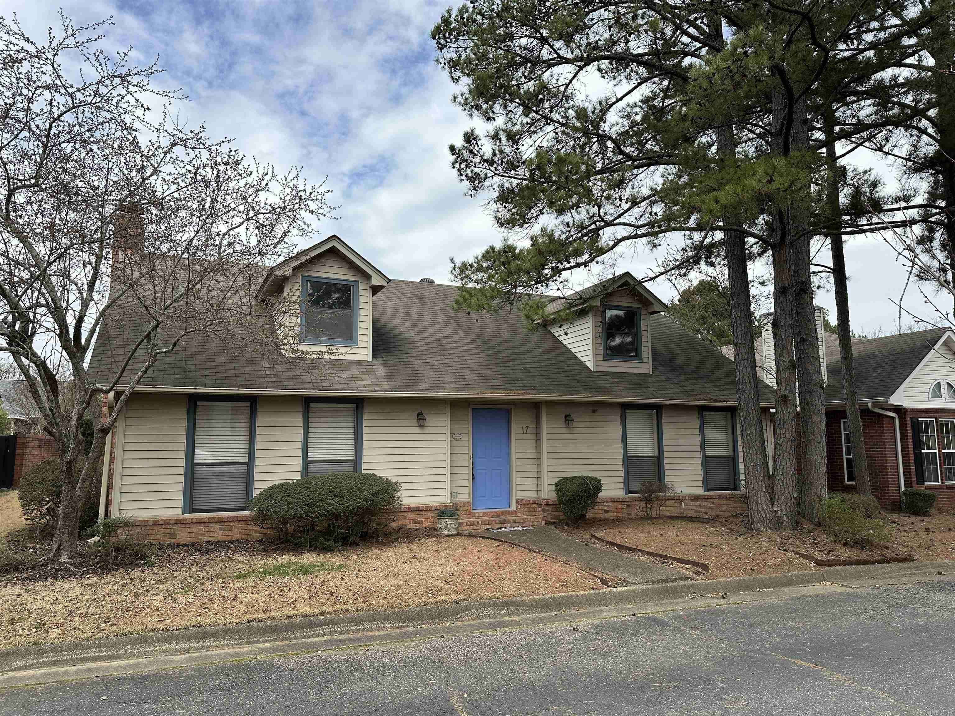 2/2 in private gated community of Townsquare. It in Lakeside School district and is conveniently located close to the HS Country Club/Golf Course. Features include a gas log fireplace in the living room, back patio to enjoy the evenings or entertain. Two Car Garage.This street gives additional parking in front of house. Security gate closes every evening.