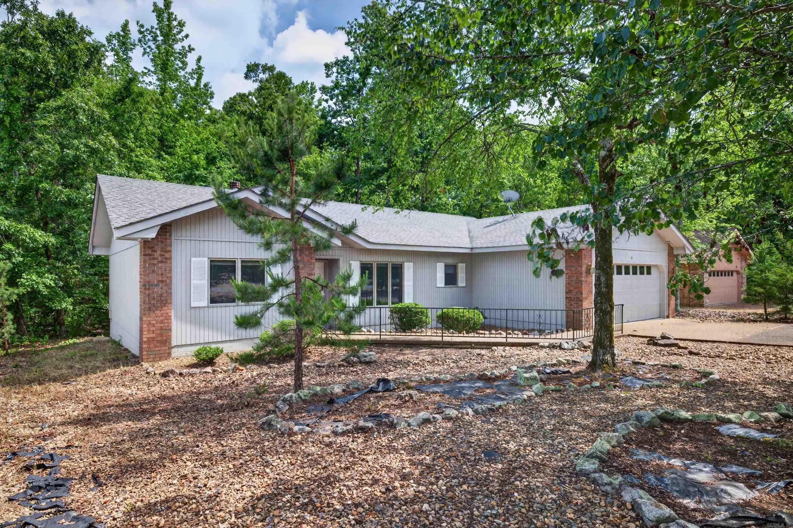 Flat lot with easy all one -level living, centrally located and conveniently close to the Glazier Peau Gate. Enjoy all the beauty and amenities of Hot Springs Village, including golf courses, lake, walking trails and more! Schedule your appointment today! AGENTS SEE REMARKS