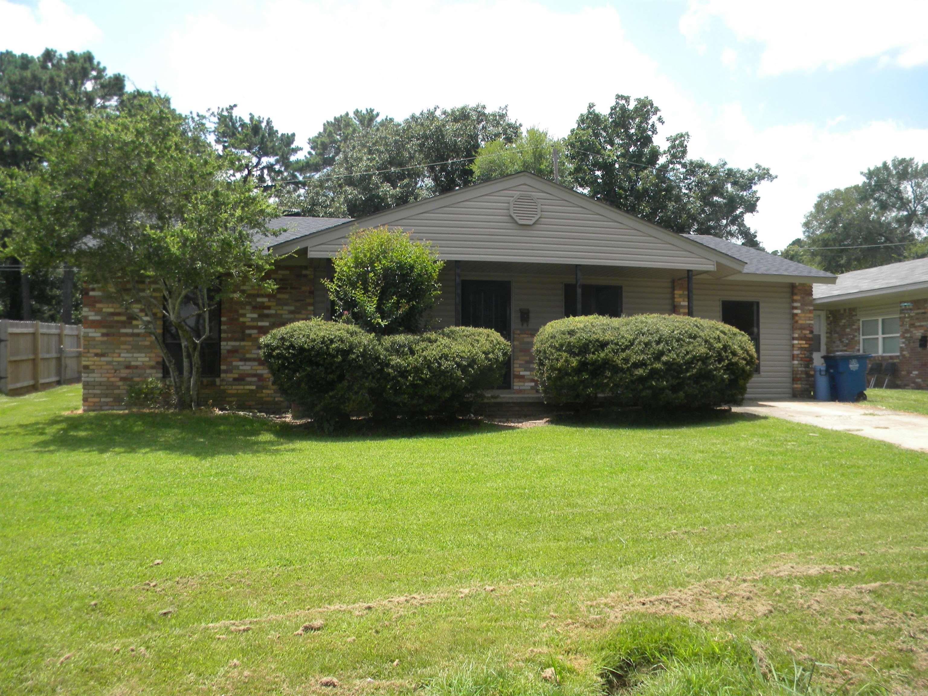Investor property that needs just a couple things done to go conventional... air is currently not working and needs a new oven. Roof inspected and repaired and newer siding installed after tornado. Big storage building