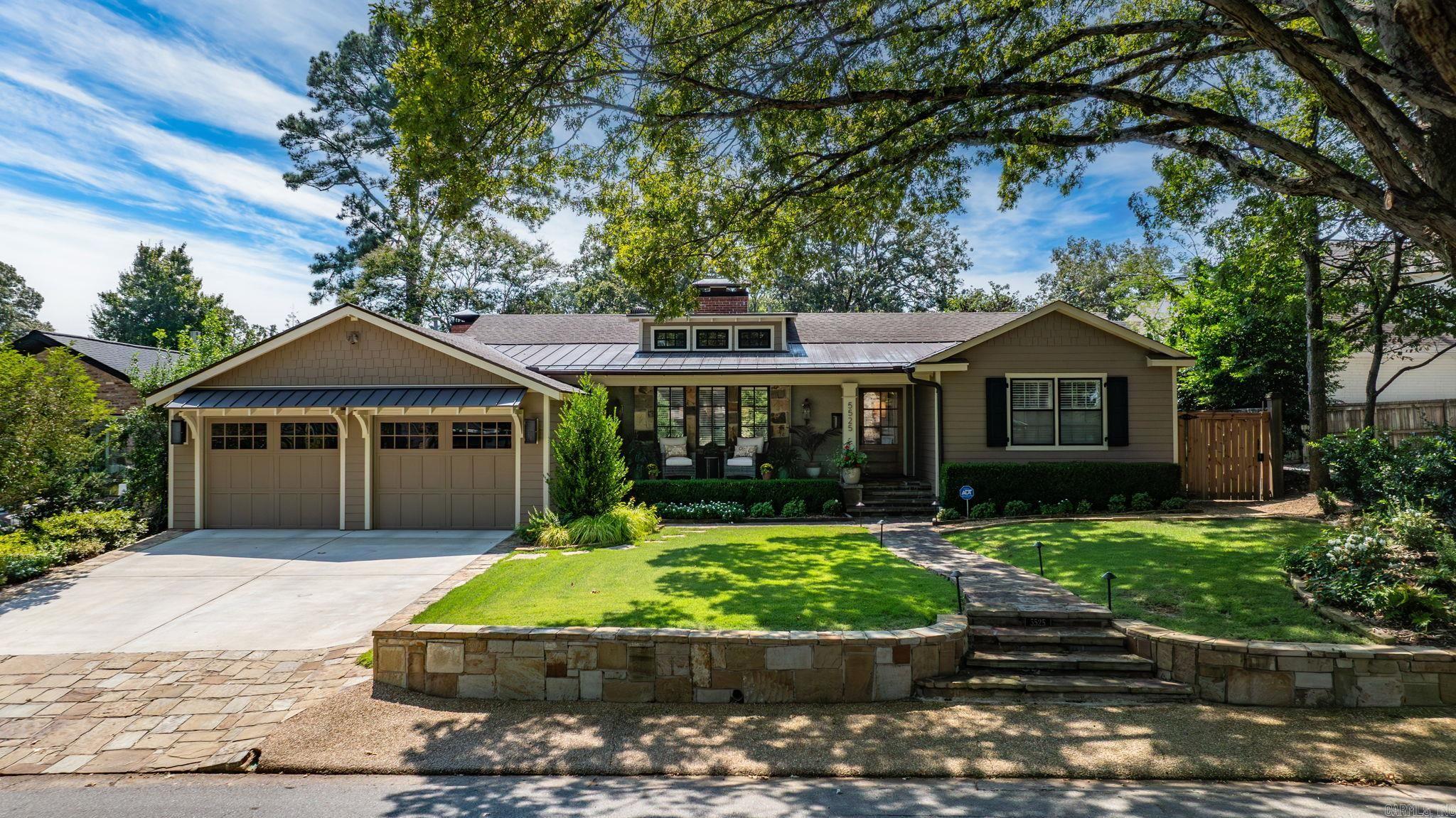 Beautiful Heights one level in immaculate condition. Gorgeous decor and fabulous floor plan. Spacious entertainment areas and inviting family living space. Banquet dining, Updated kitchen adjacent family living. Large seperate den/media room. Wonderful primary suite. 2 Car garage and gorgeous landscape and private backyard with storage. Truly special!