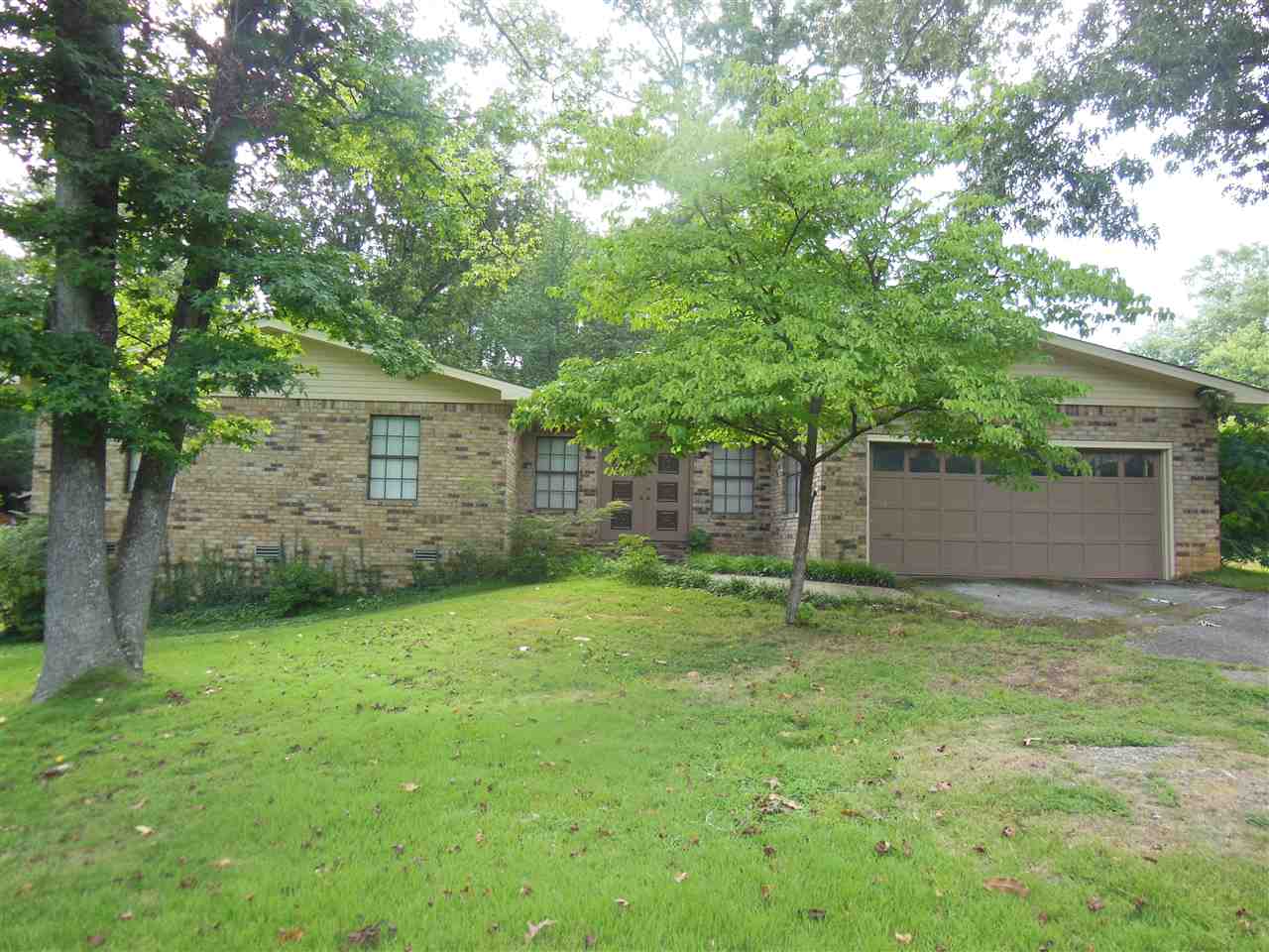 Charming home that just needs your touch. This 3 bedroom 2 bath all brick home has both a gorgeous front and back yard. 2 car garage compliments this home that just recently has had a new roof installed. A/C unit approx 8 years old.  And did I mention it's in Lakeside School dist.! Owner wants to sell, and priced accordingly. Don't wait this home won't last long.