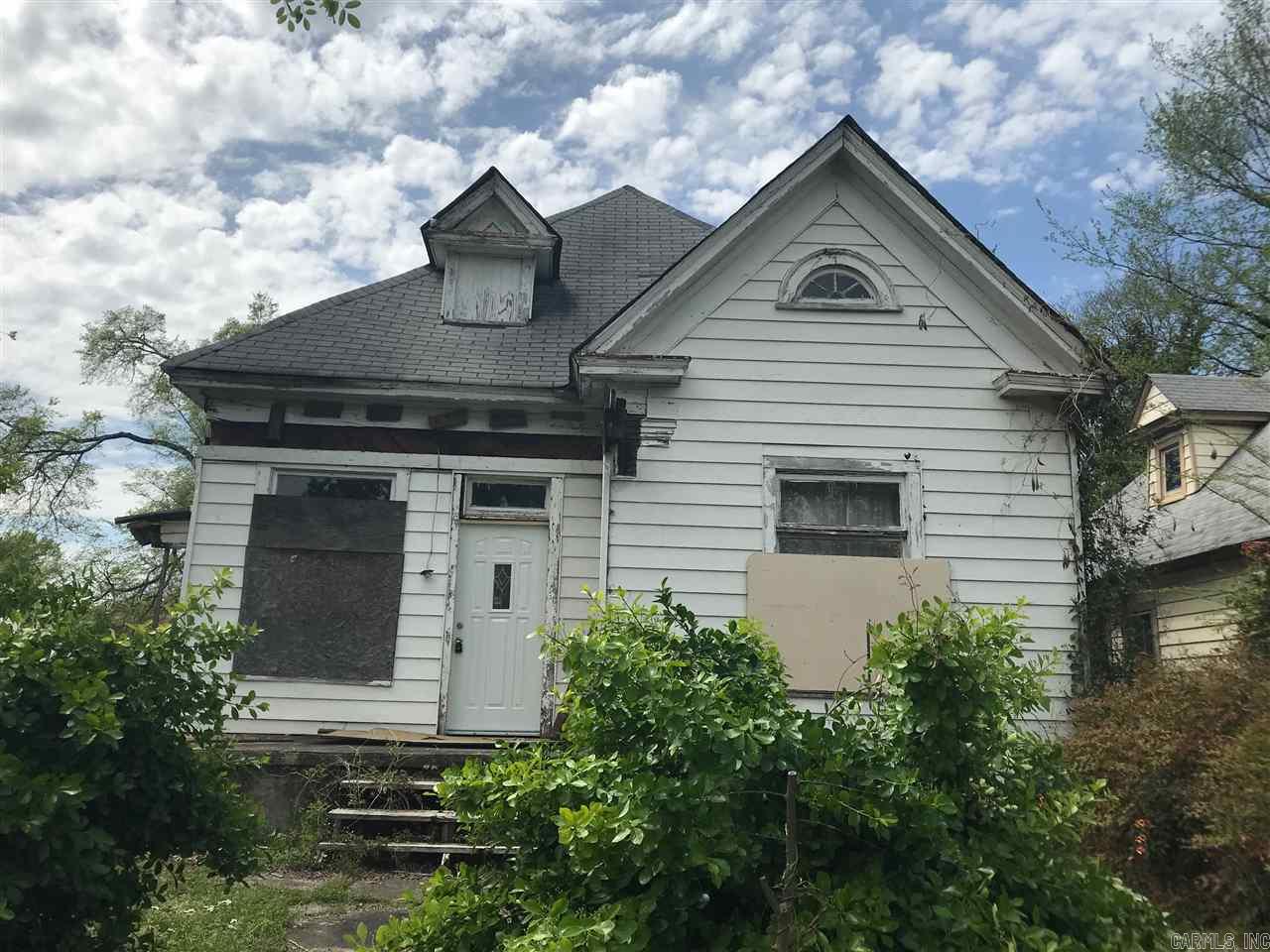 Property sold “As Is”, No disclosure available.   Great fixer upper Property. Square footage measuring in recommended. Property has the ability to have more than 2 BR. Huge corner lot! Great investment property. Restore this property back to the golden days. Motivated seller, Bring all offers!!