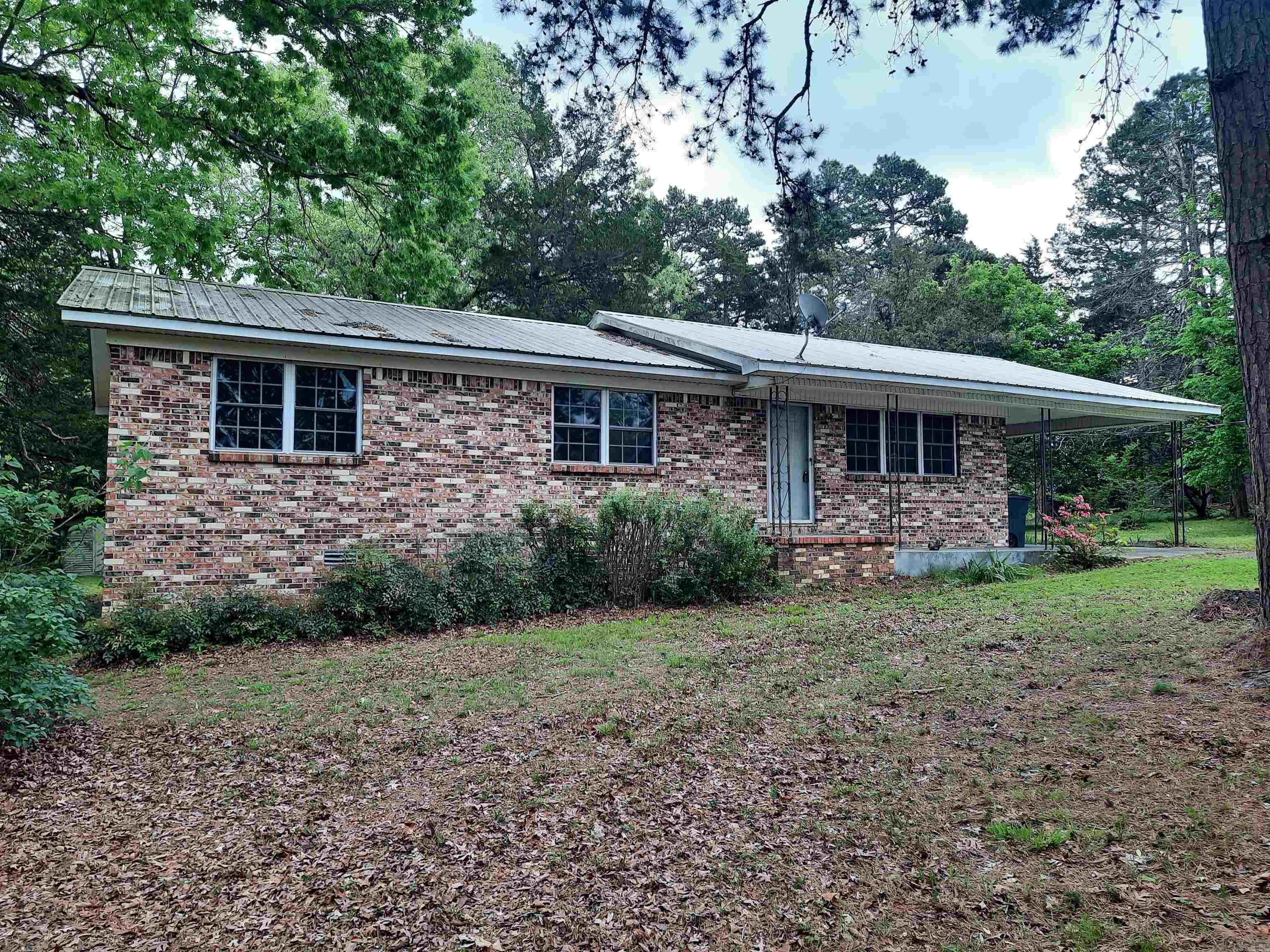 Discover the perfect blend of country with town convenience!  This charming 3-bedroom, 1 bath brick home is located at the end of a no-outlet street, you have a nice tree shaded lot, private setting but just blocks away from school, medical clinics and hospital. Don't miss the opportunity to own this pretty brick home in a beautiful and convenient location.