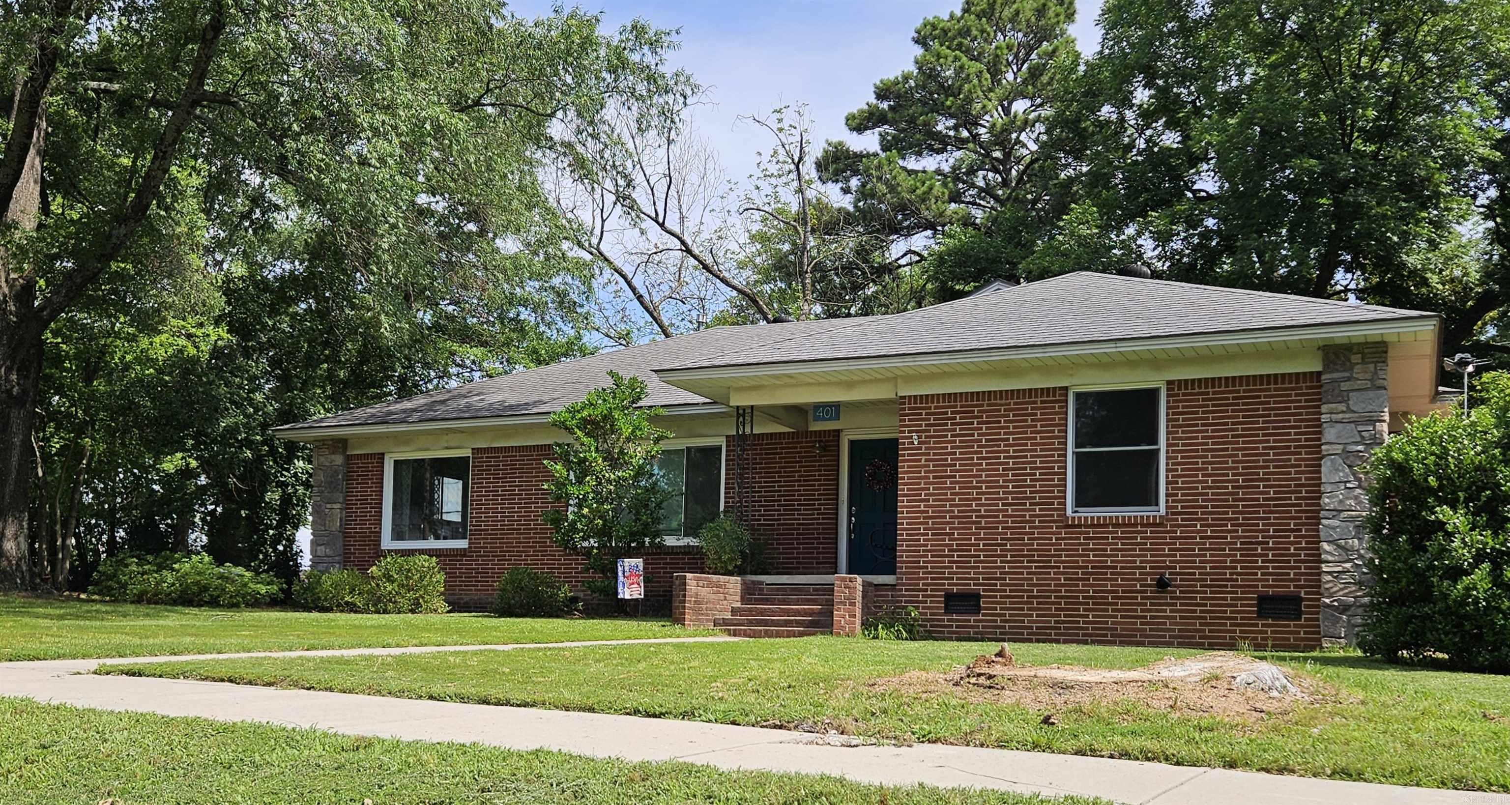Spacious & Spotless! Tree shaded corner lot is perfect setting for this home with 2 living spaces, formal dining room & breakfast nook! Kitchen w/ breakfast bar & a classic stove add charm. All bedrooms are large w/ plenty of closet space. This charming home includes detached storage building & a location with easy access to coffee shops, shopping & eateries of downtown Morrilton. Also near Pickleball courts & Carnegie Library!