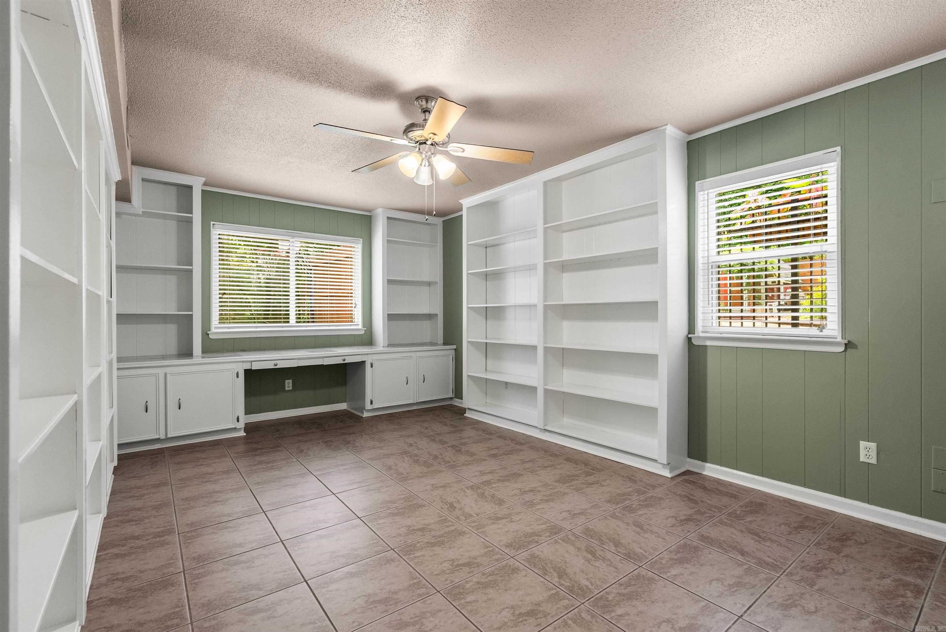 LEAWOOD MANOR - Residential