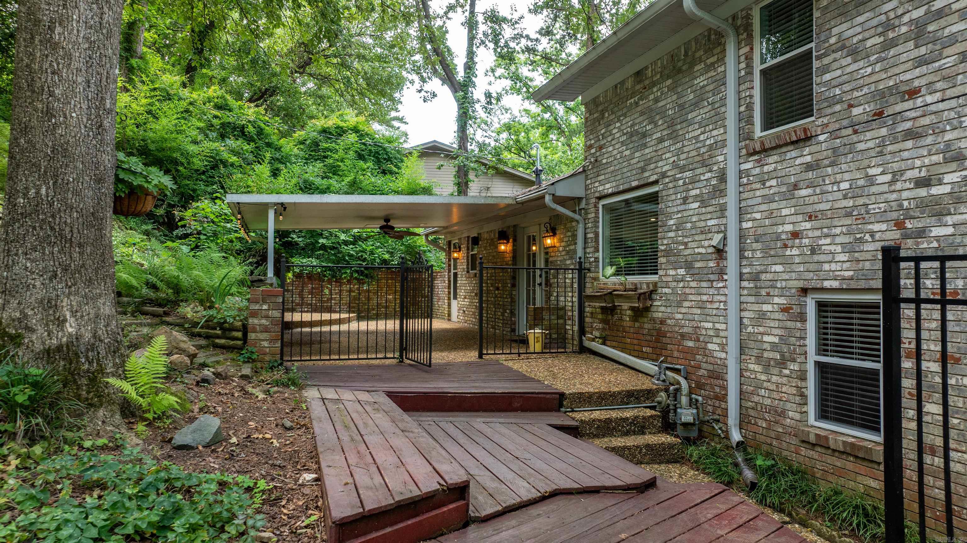 LEAWOOD MANOR - Residential