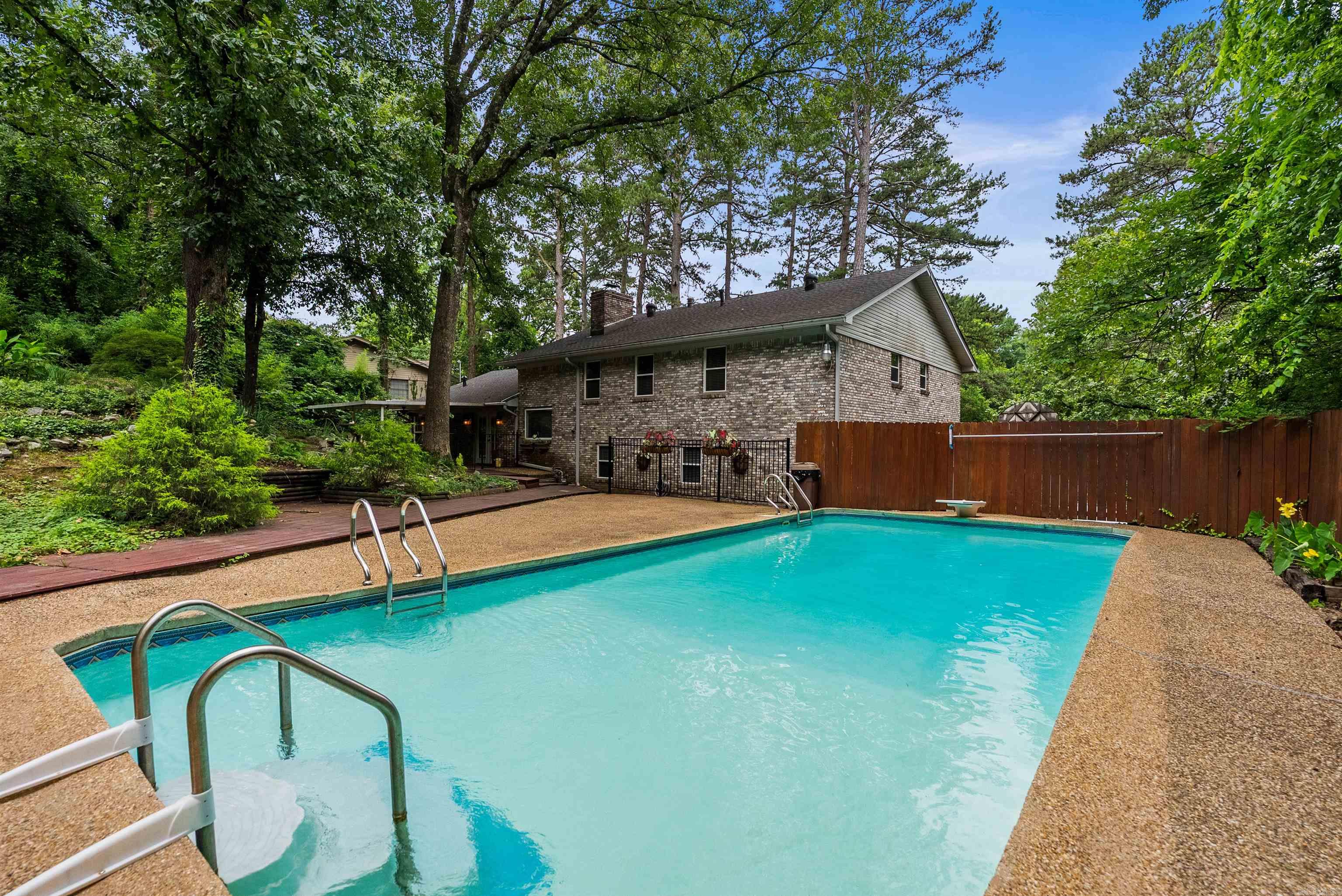 LEAWOOD MANOR - Residential