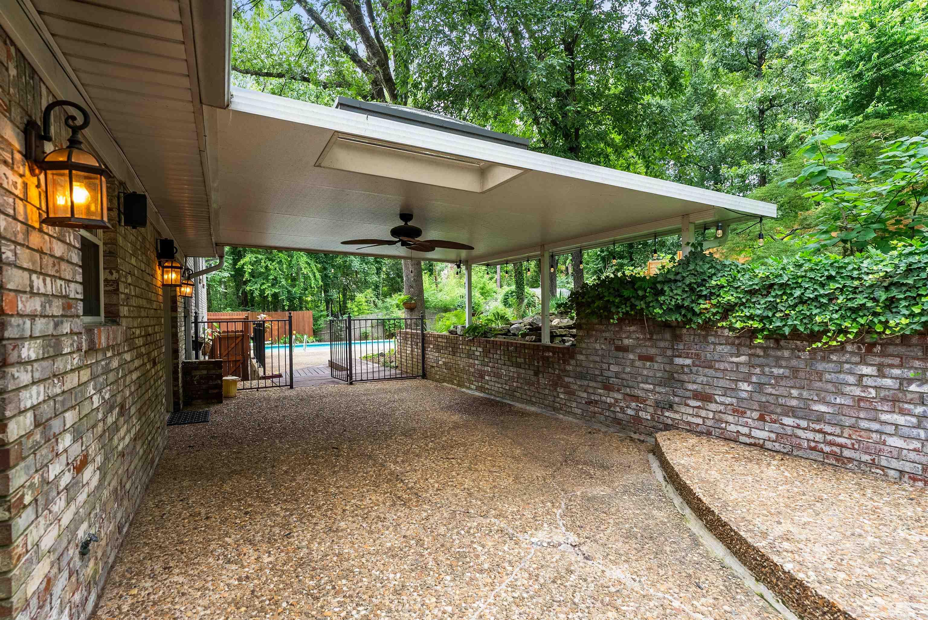 LEAWOOD MANOR - Residential