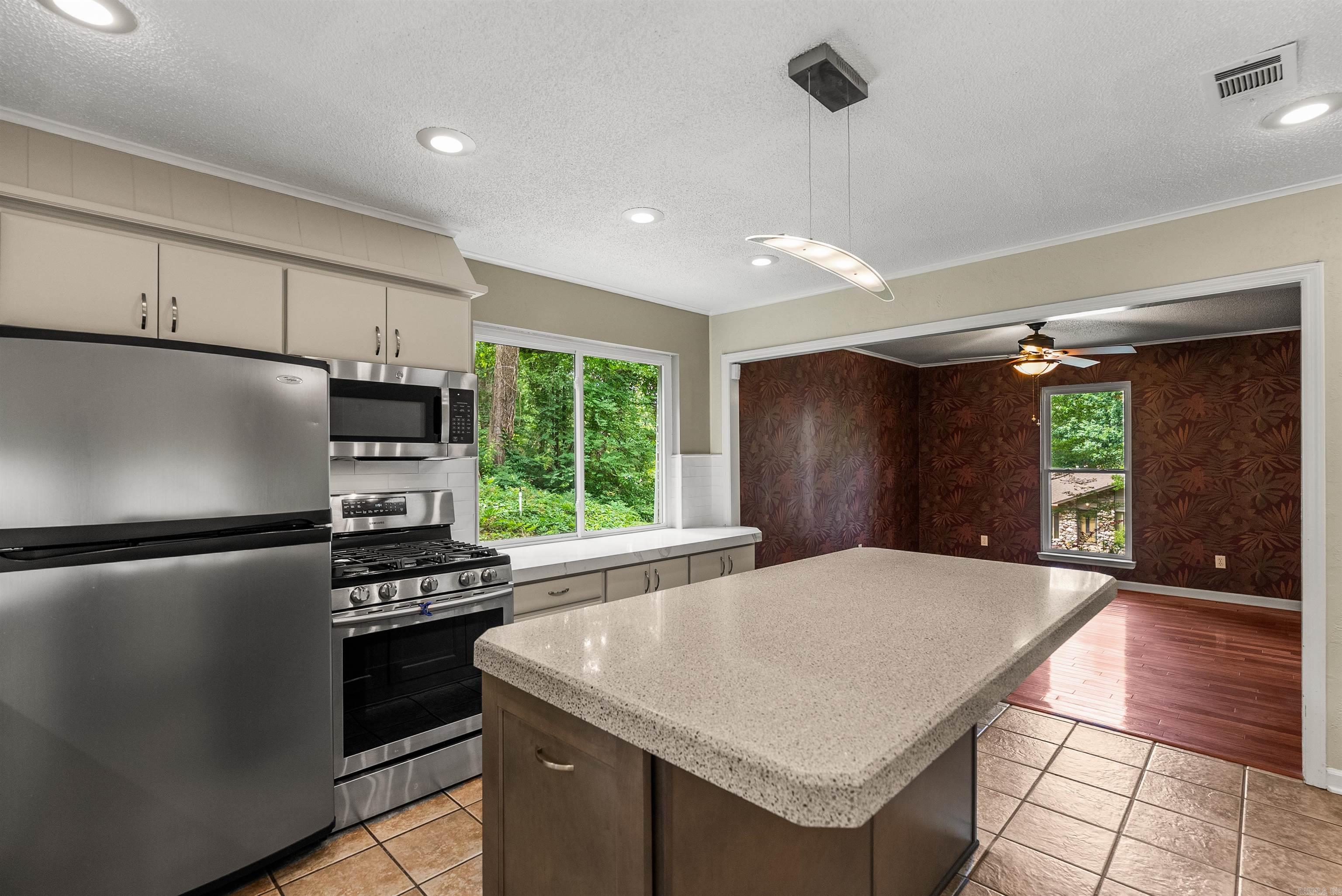 LEAWOOD MANOR - Residential