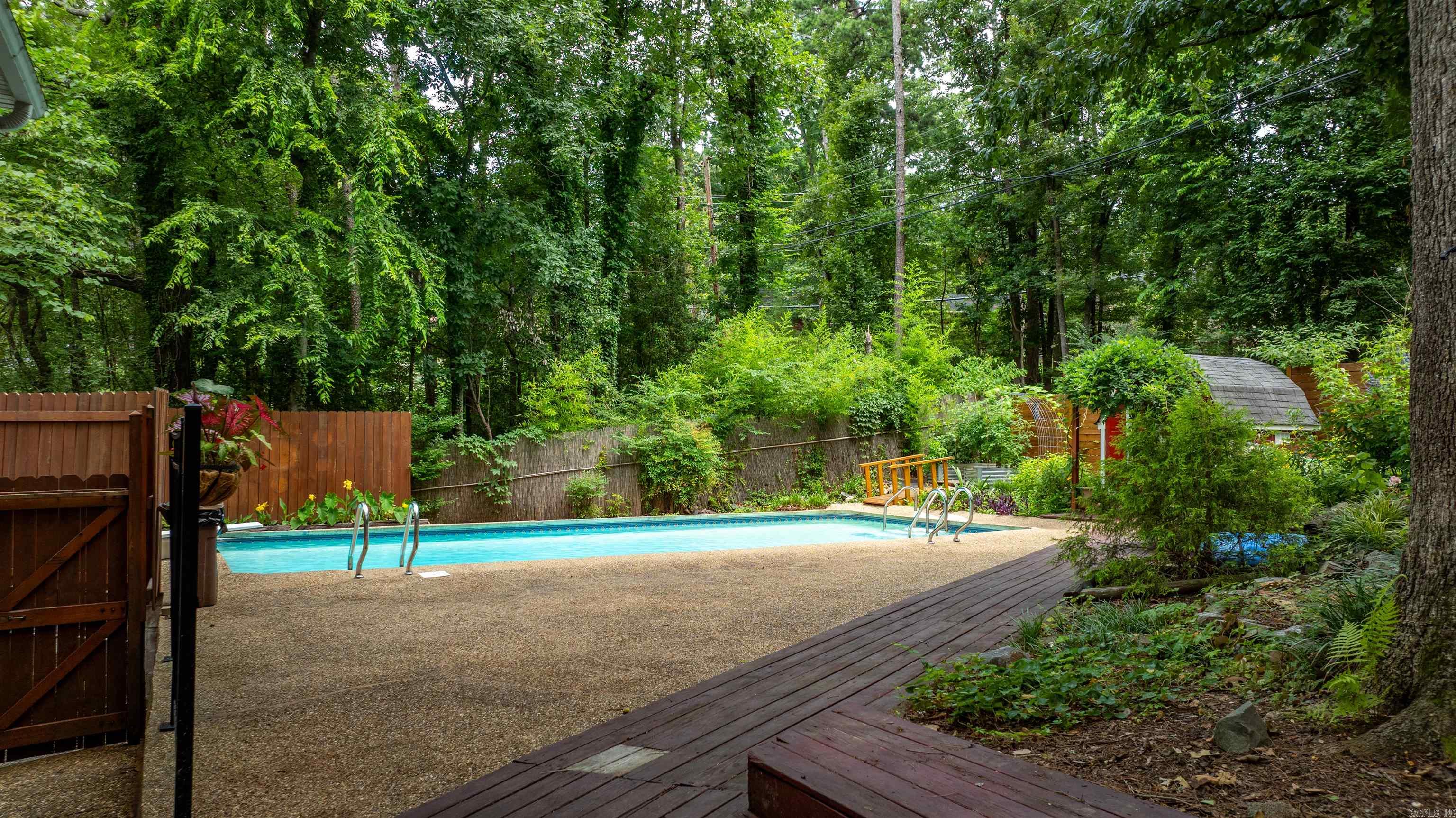 LEAWOOD MANOR - Residential