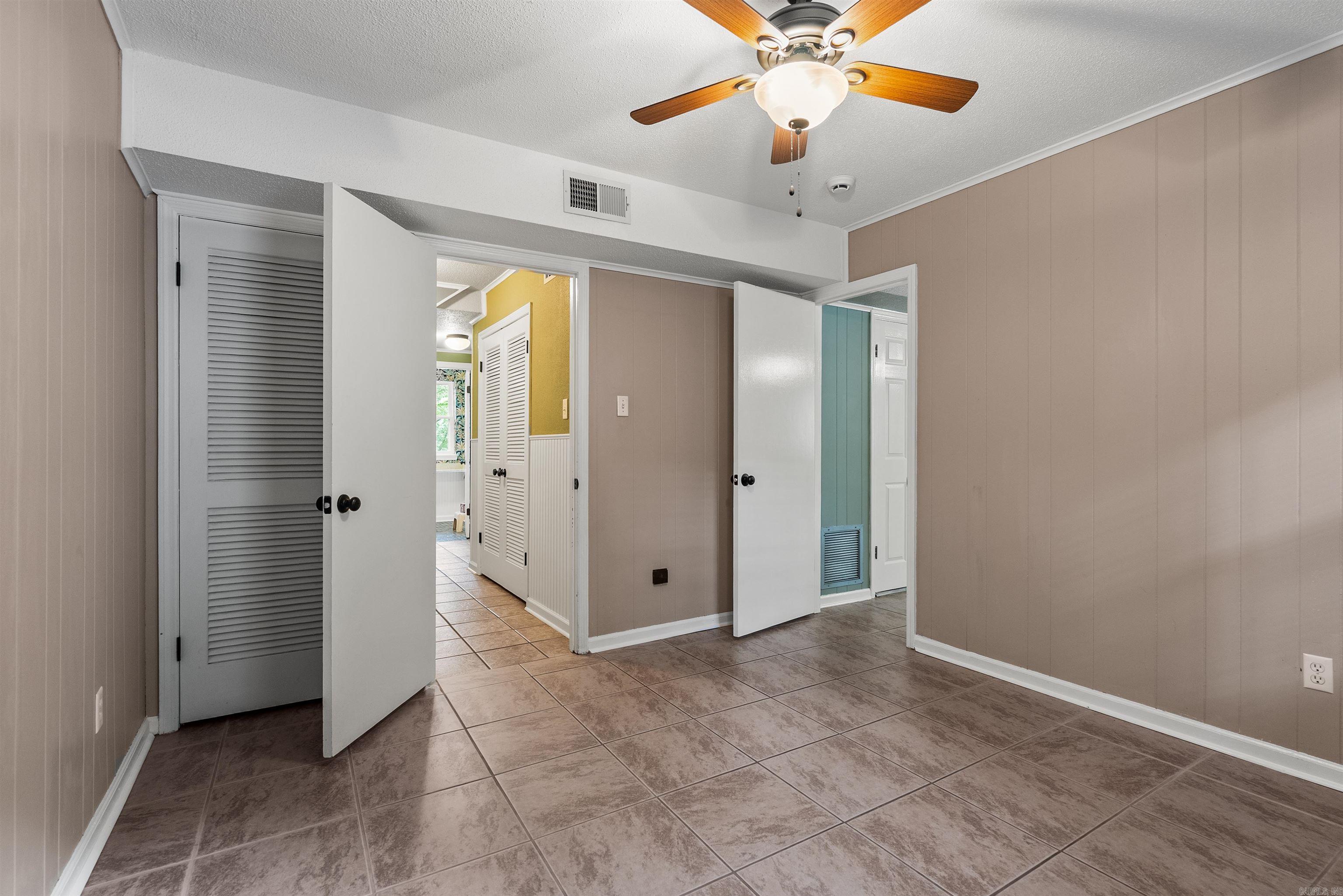 LEAWOOD MANOR - Residential