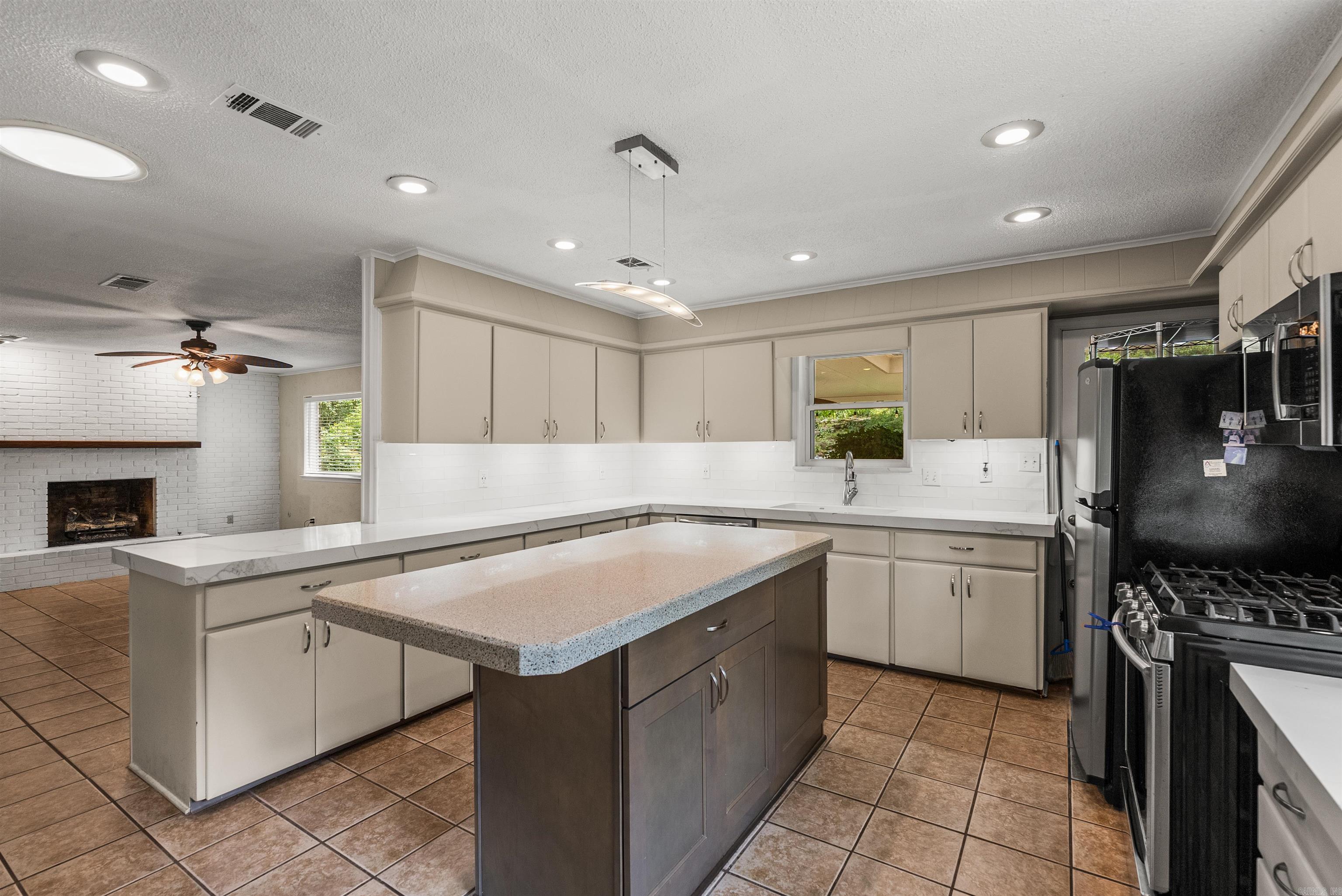 LEAWOOD MANOR - Residential