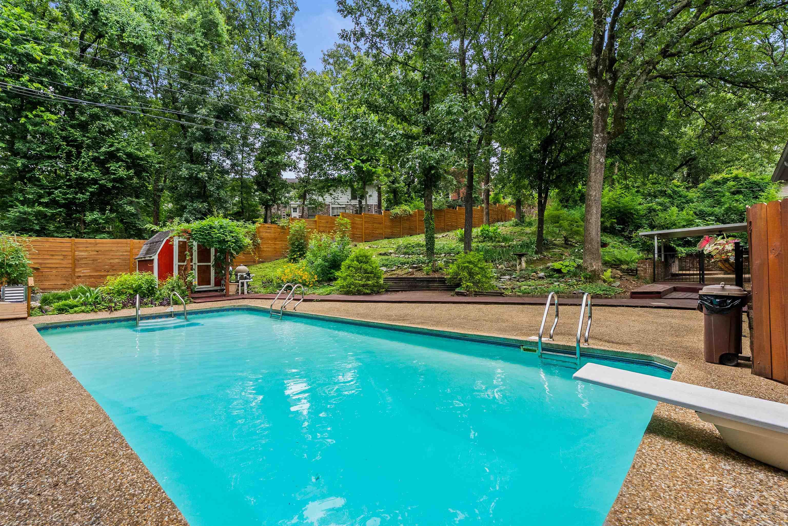 LEAWOOD MANOR - Residential