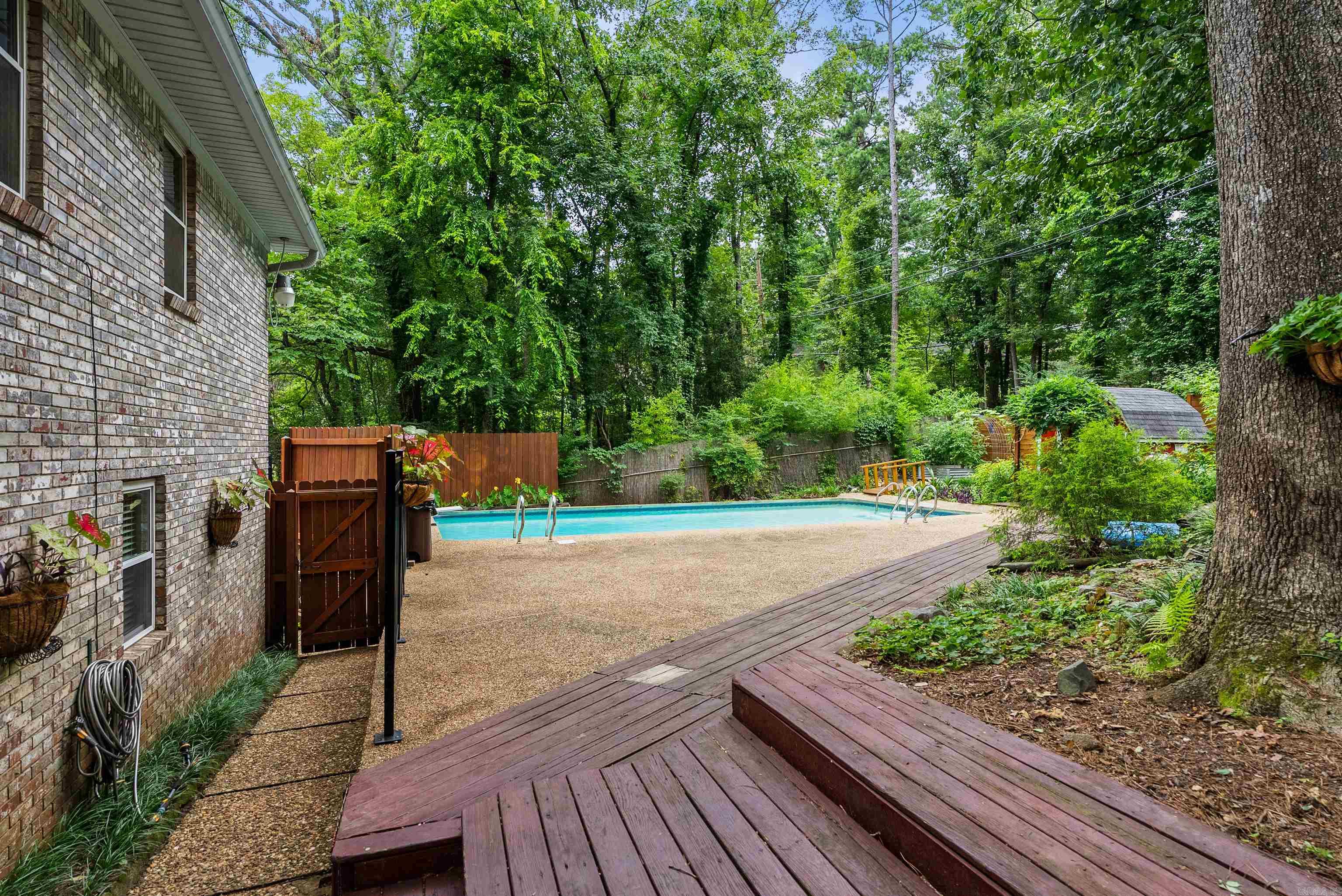 LEAWOOD MANOR - Residential