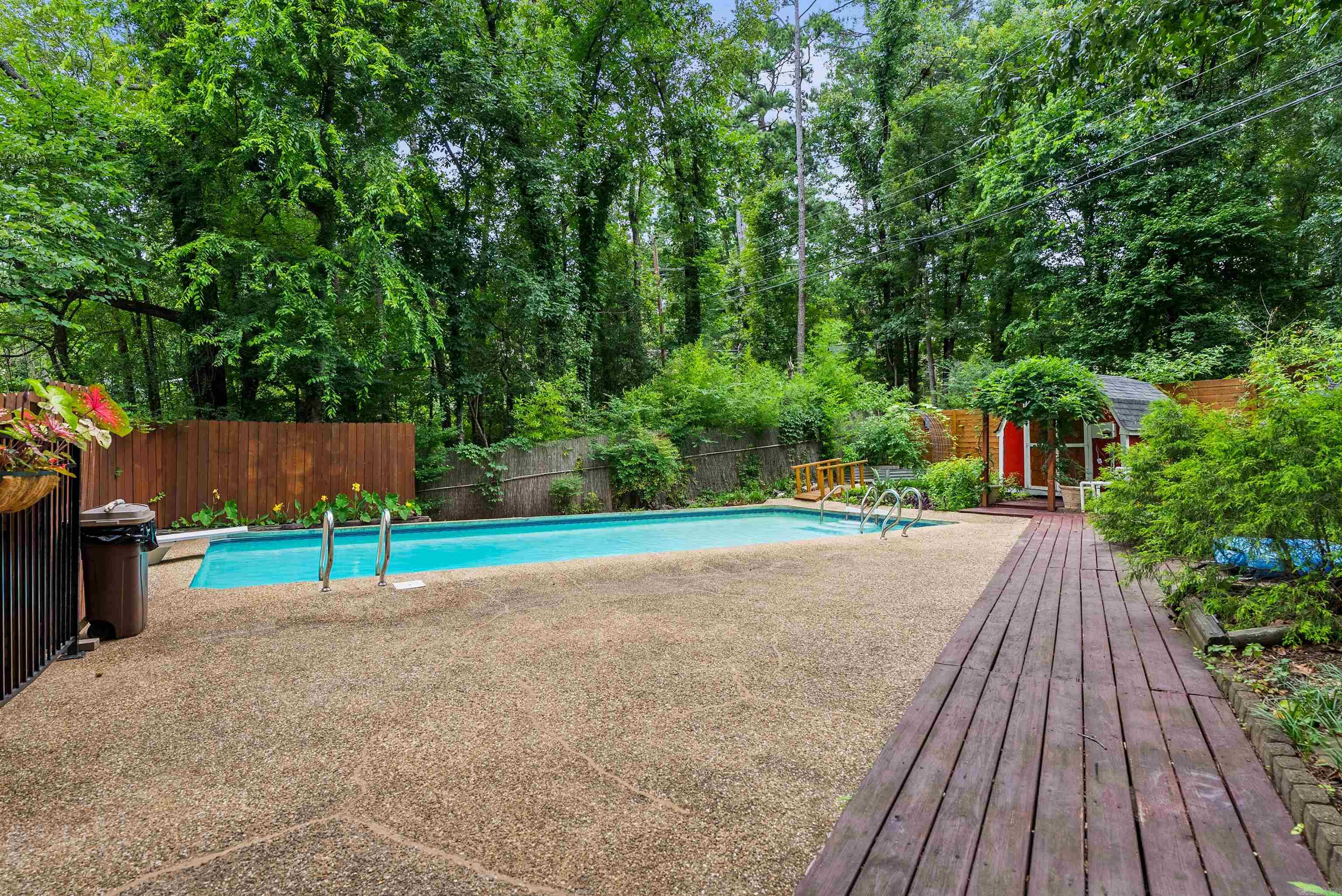 LEAWOOD MANOR - Residential