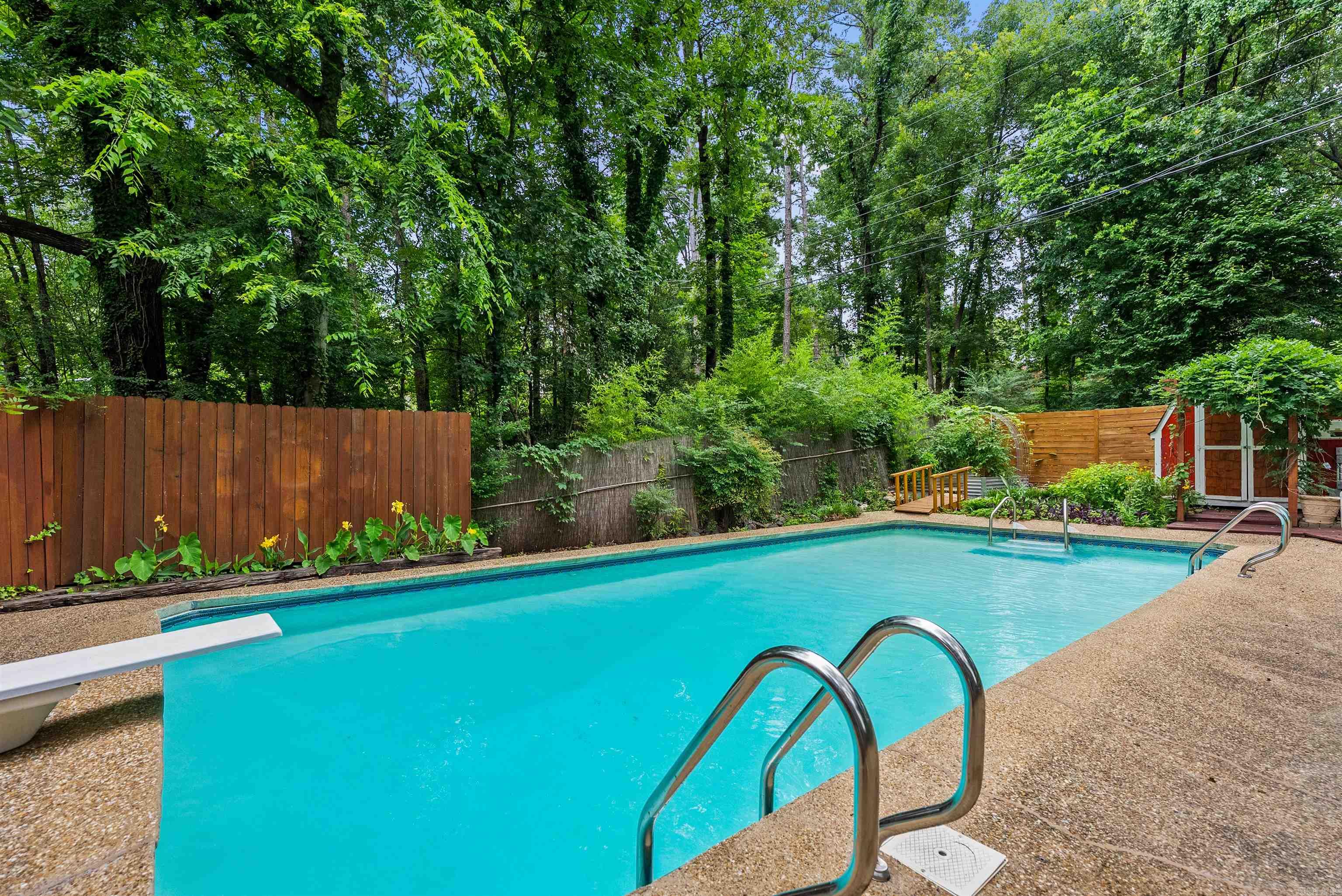 LEAWOOD MANOR - Residential