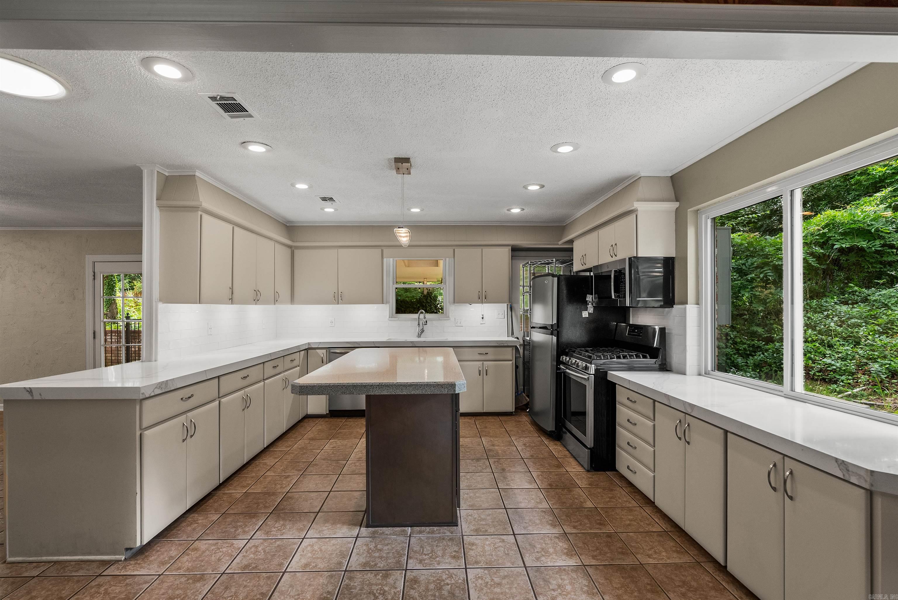 LEAWOOD MANOR - Residential