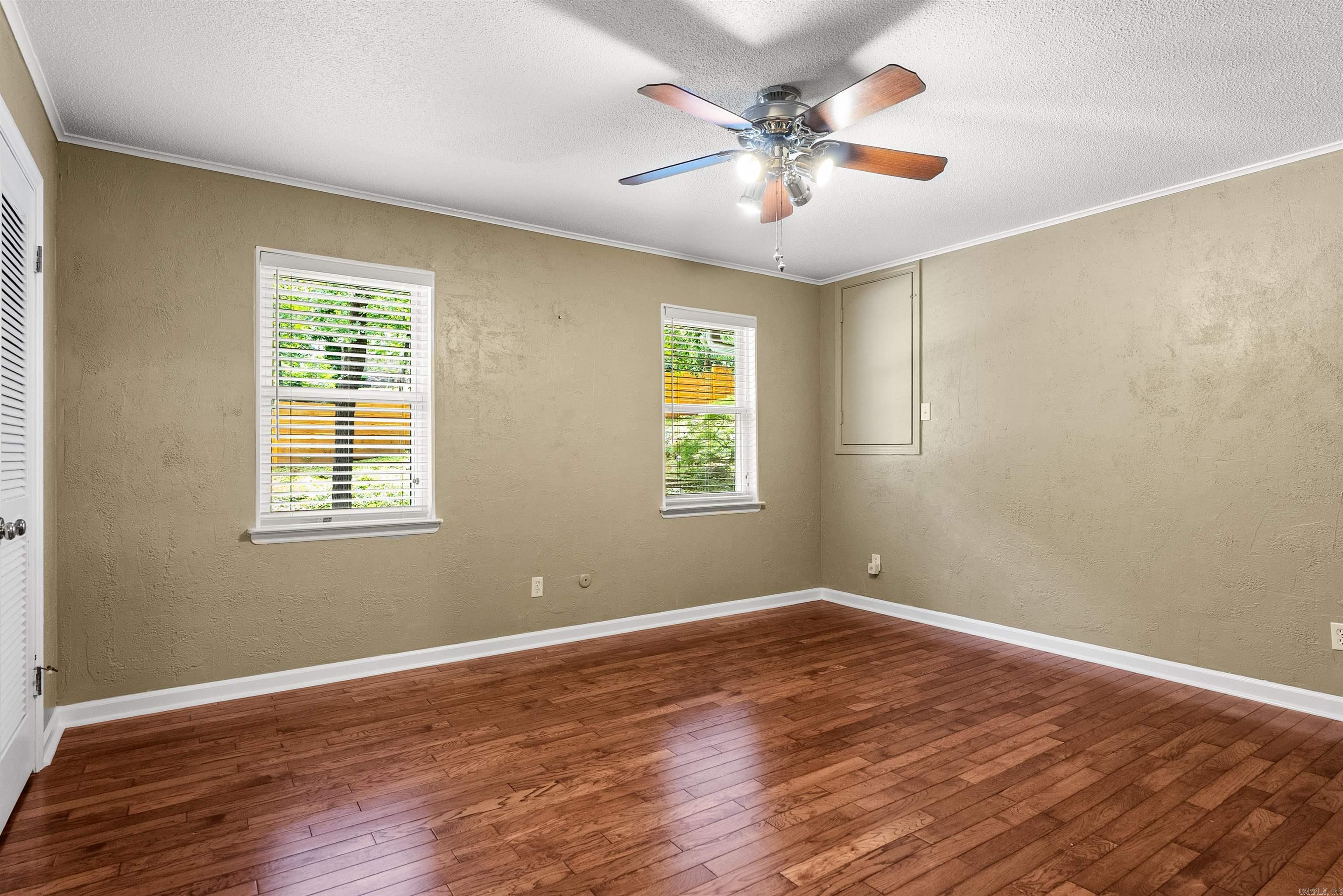 LEAWOOD MANOR - Residential