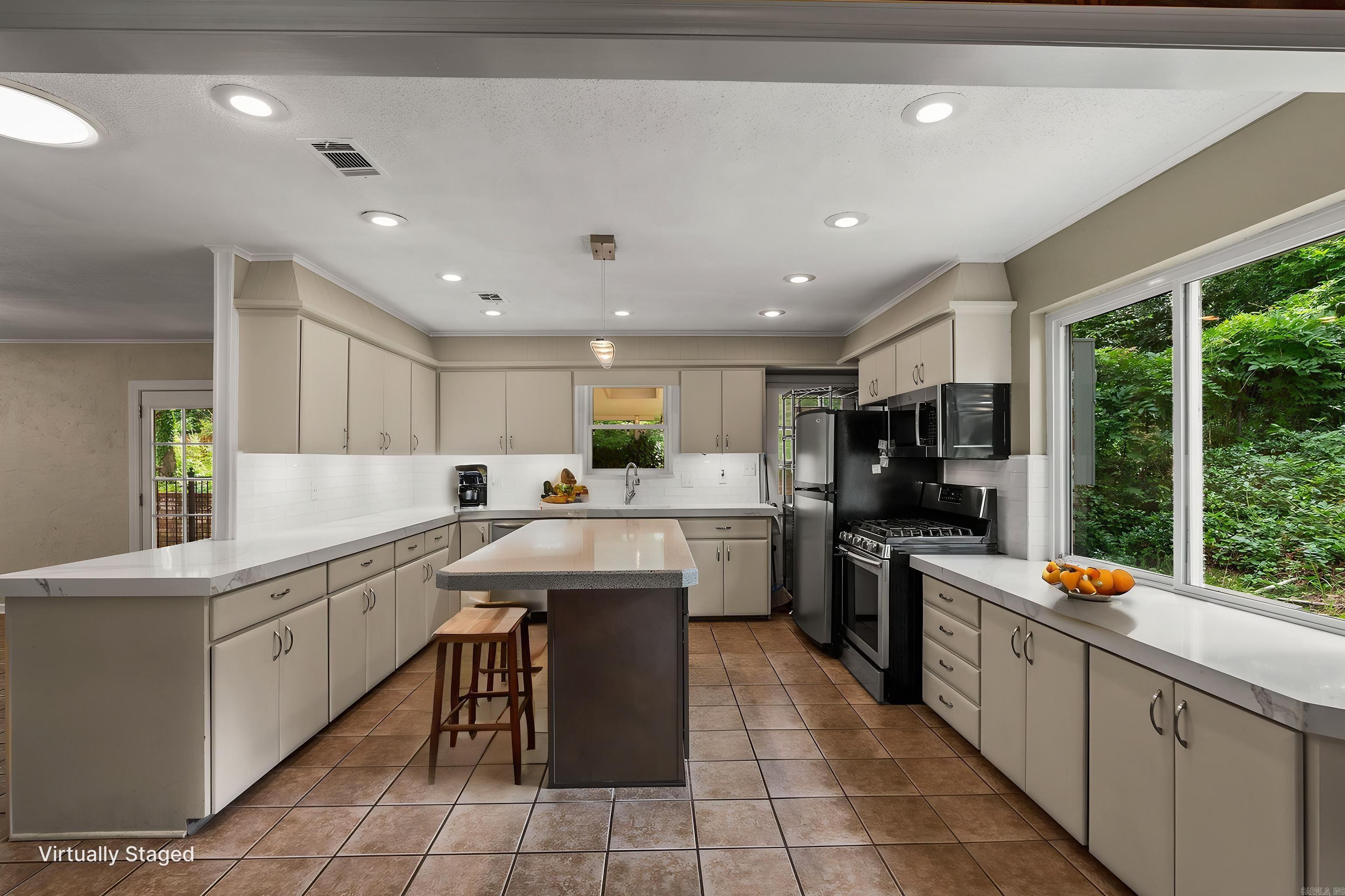 LEAWOOD MANOR - Residential