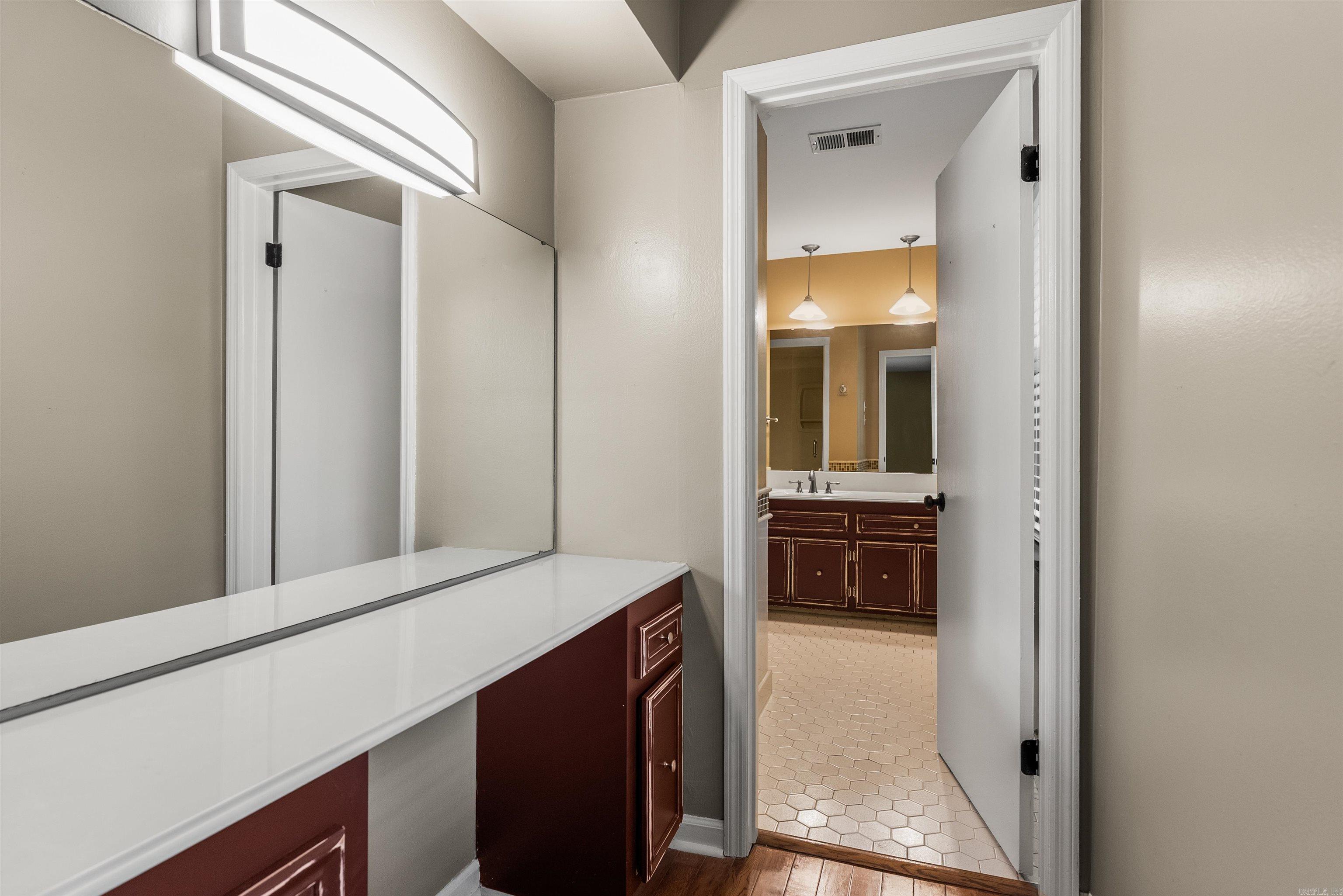 LEAWOOD MANOR - Residential