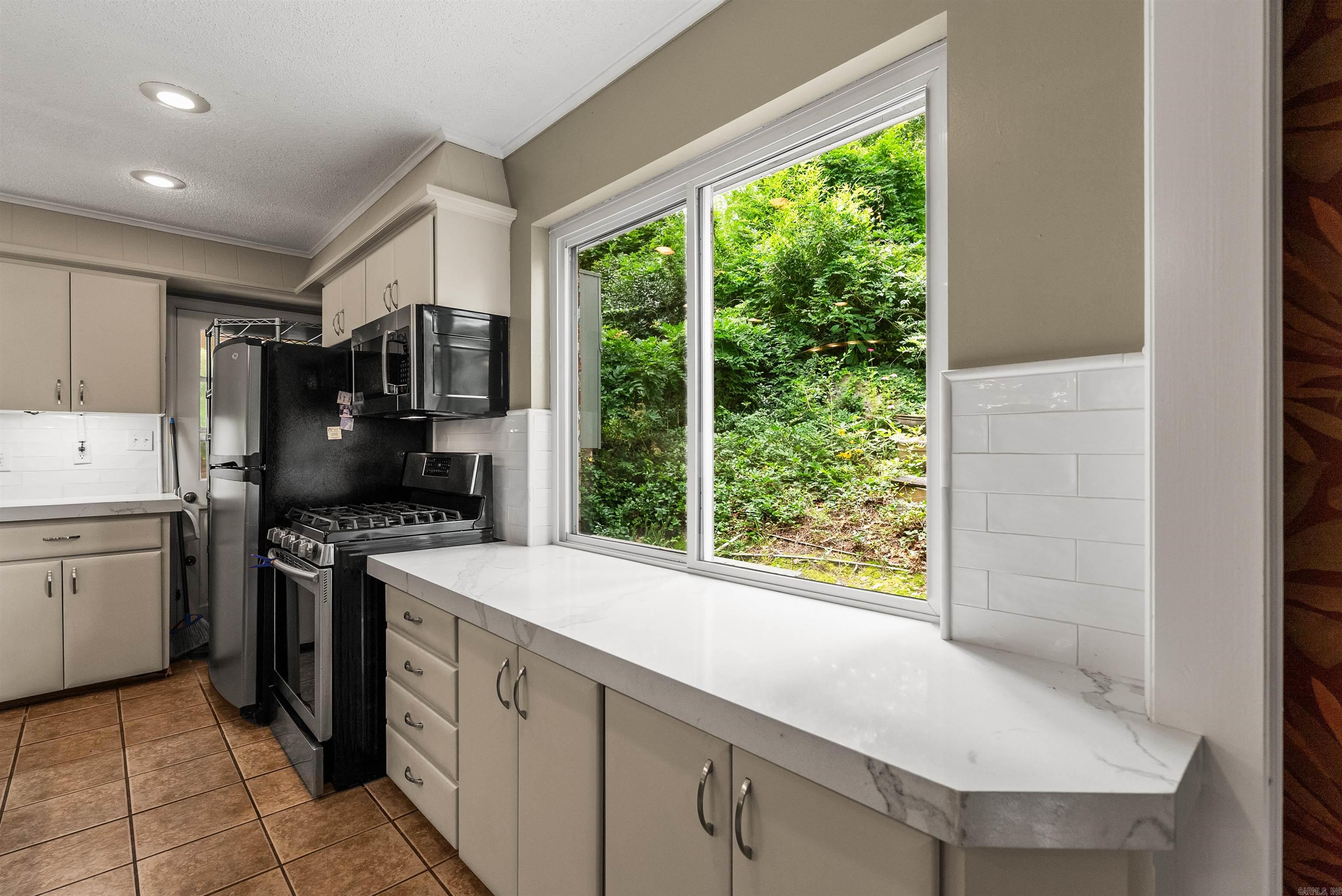 LEAWOOD MANOR - Residential