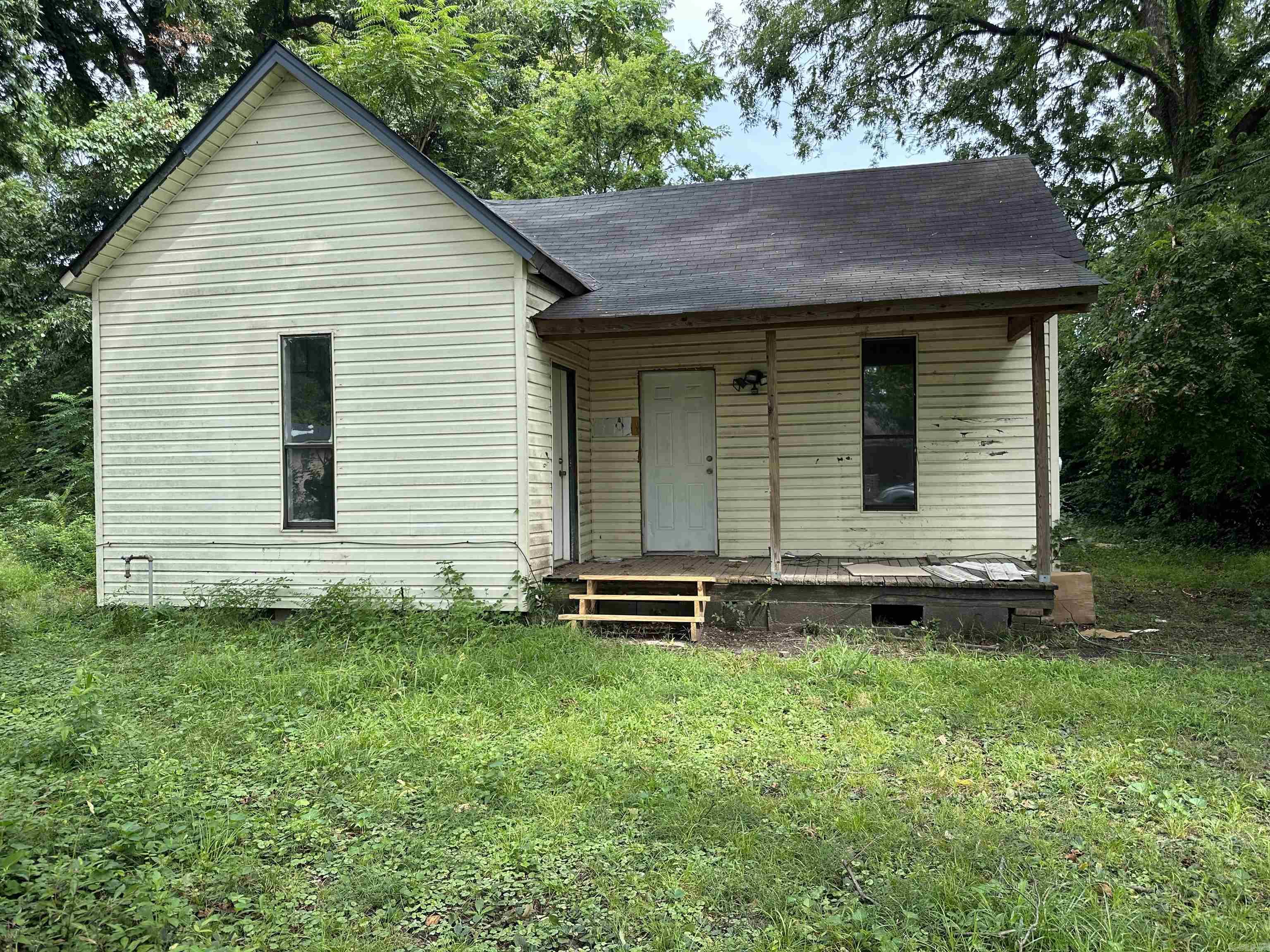 Large 2 bed 1 bath home just a couple of blocks from the Arkansas river. $600 a month rent and $600 deposit.
