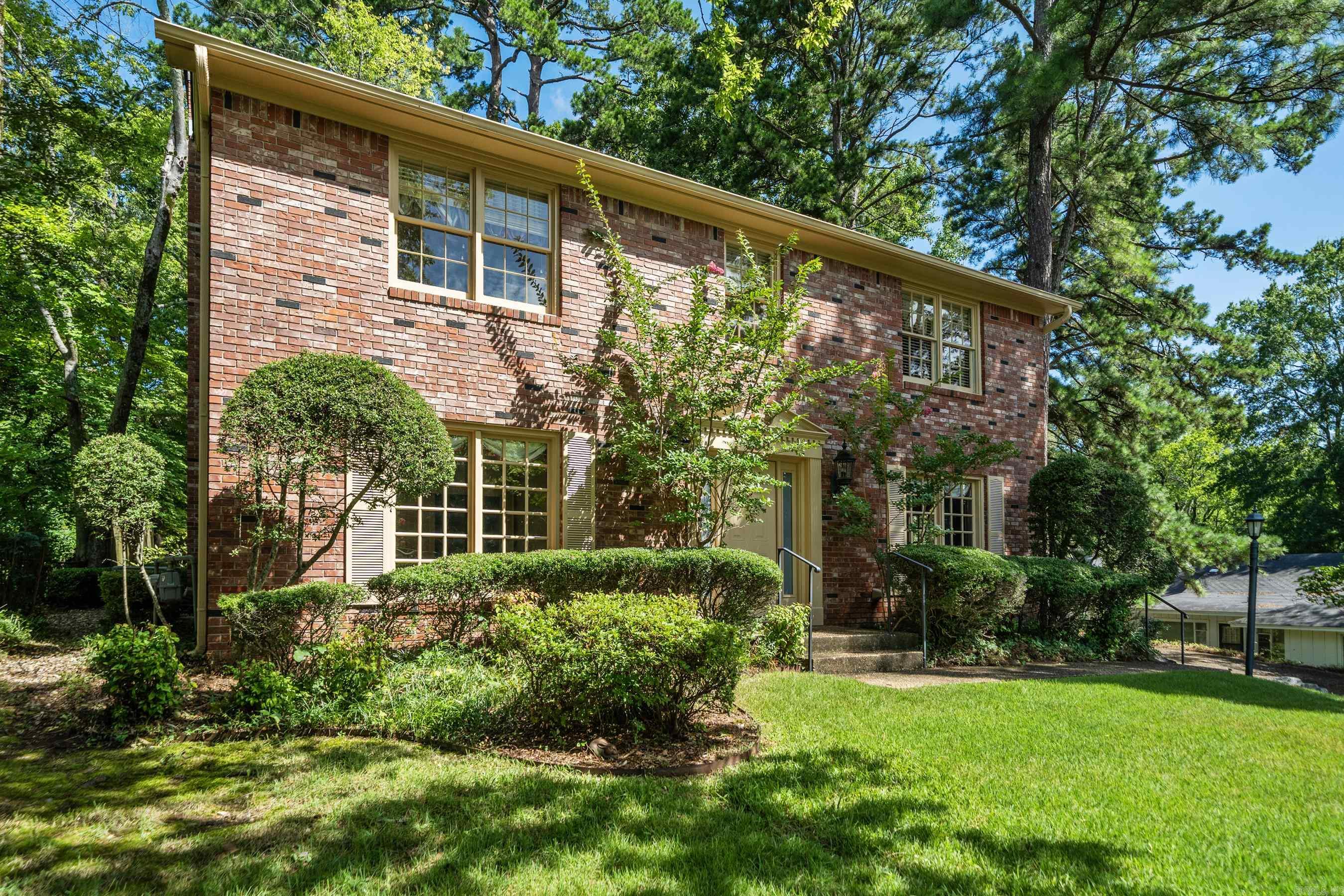 Love the charm of a historic neighborhood but don't want the maintenance of a century-old home???  Look no further ! This Georgian styled home, built in 1984, provides the character and charm of many of its neighbors without the extensive maintenance that comes with their age.  Featuring over 2700 sqft of living space and a traditional, formal plan and 3 spacious bedrooms this home will stand the test of time.
