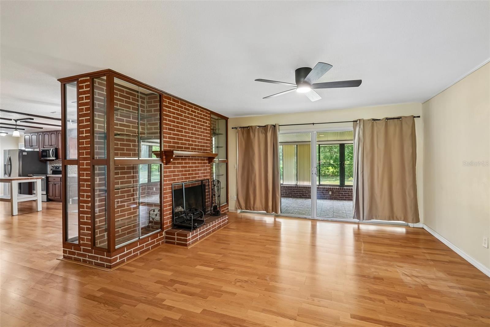 COUNTRY CLUB ESTATE MCINTOSH GRT - Residential