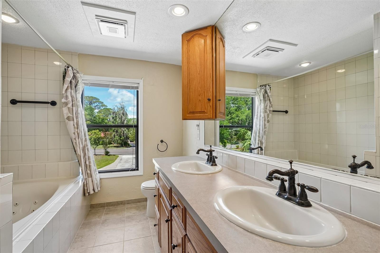 COUNTRY CLUB ESTATE MCINTOSH GRT - Residential