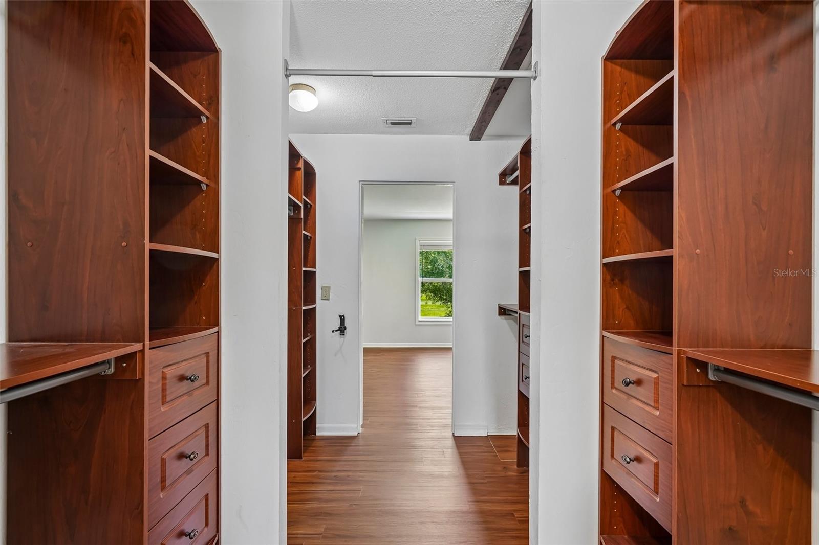 COUNTRY CLUB ESTATE MCINTOSH GRT - Residential