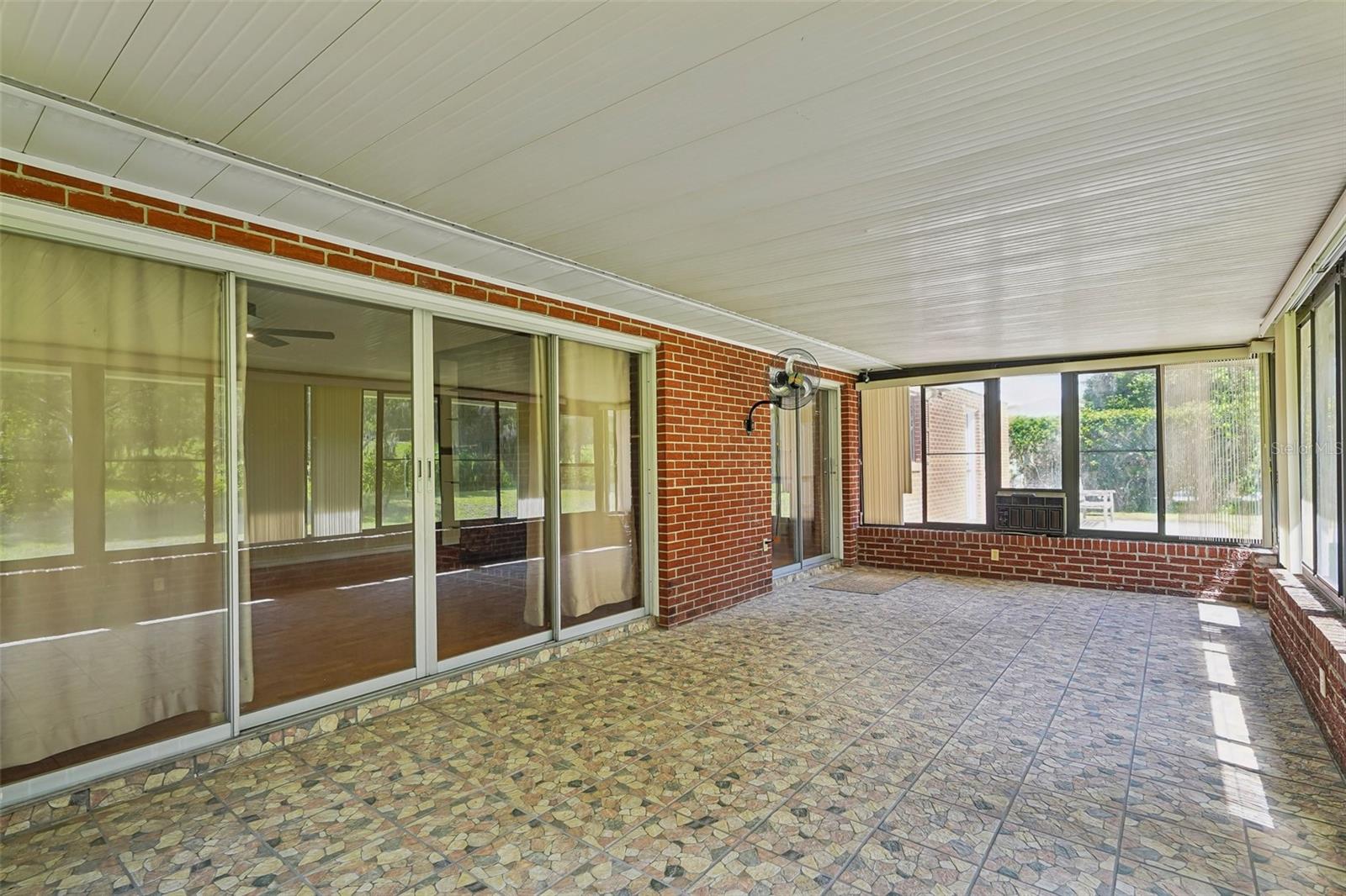 COUNTRY CLUB ESTATE MCINTOSH GRT - Residential