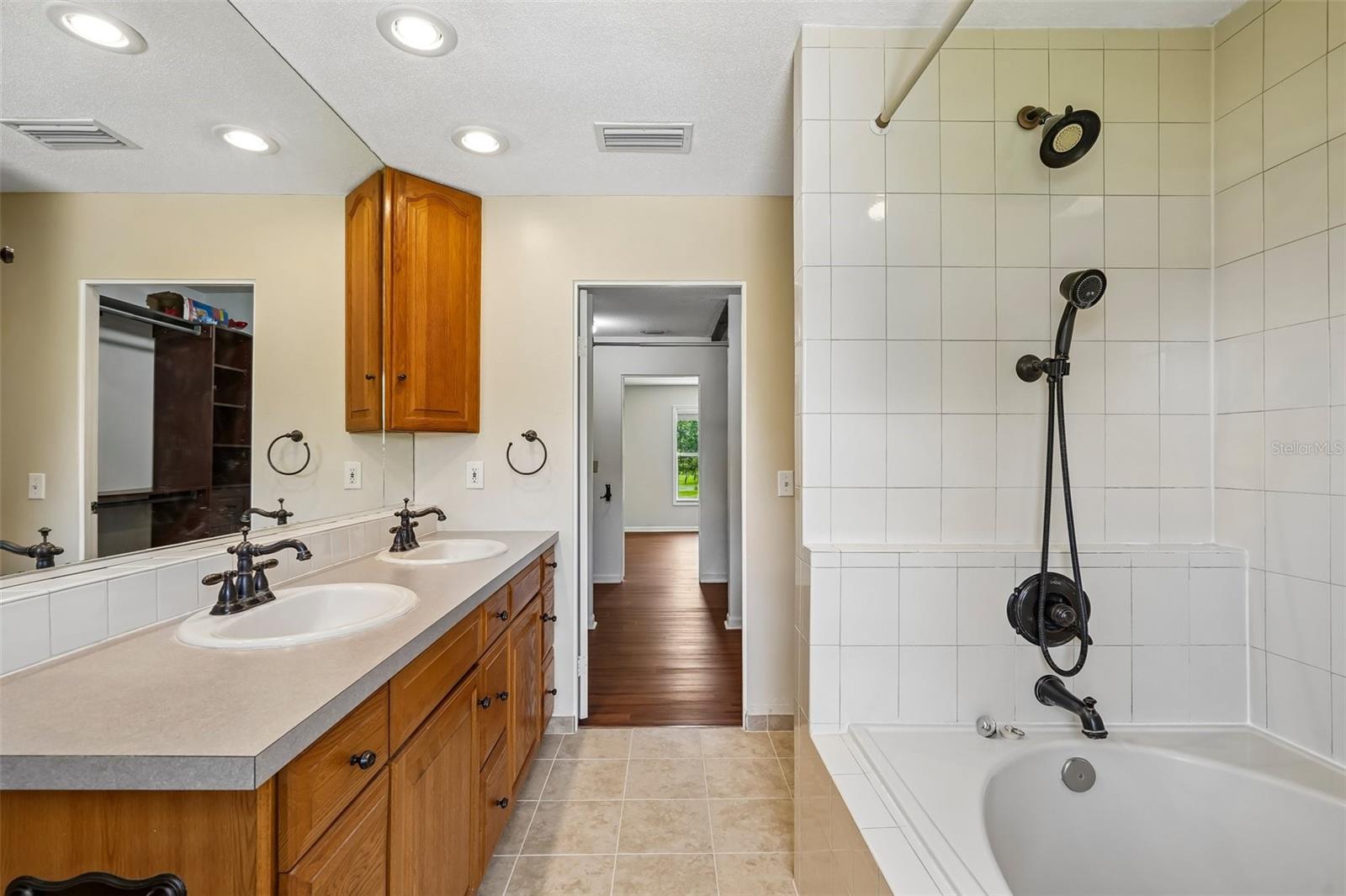 COUNTRY CLUB ESTATE MCINTOSH GRT - Residential
