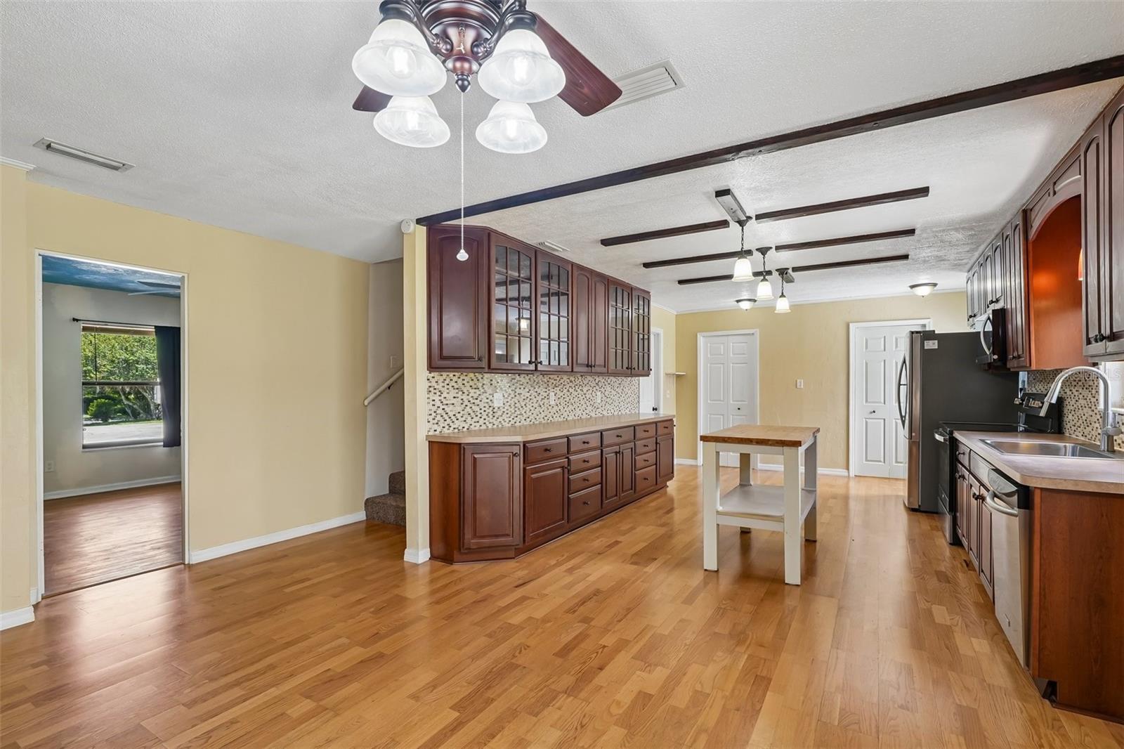 COUNTRY CLUB ESTATE MCINTOSH GRT - Residential