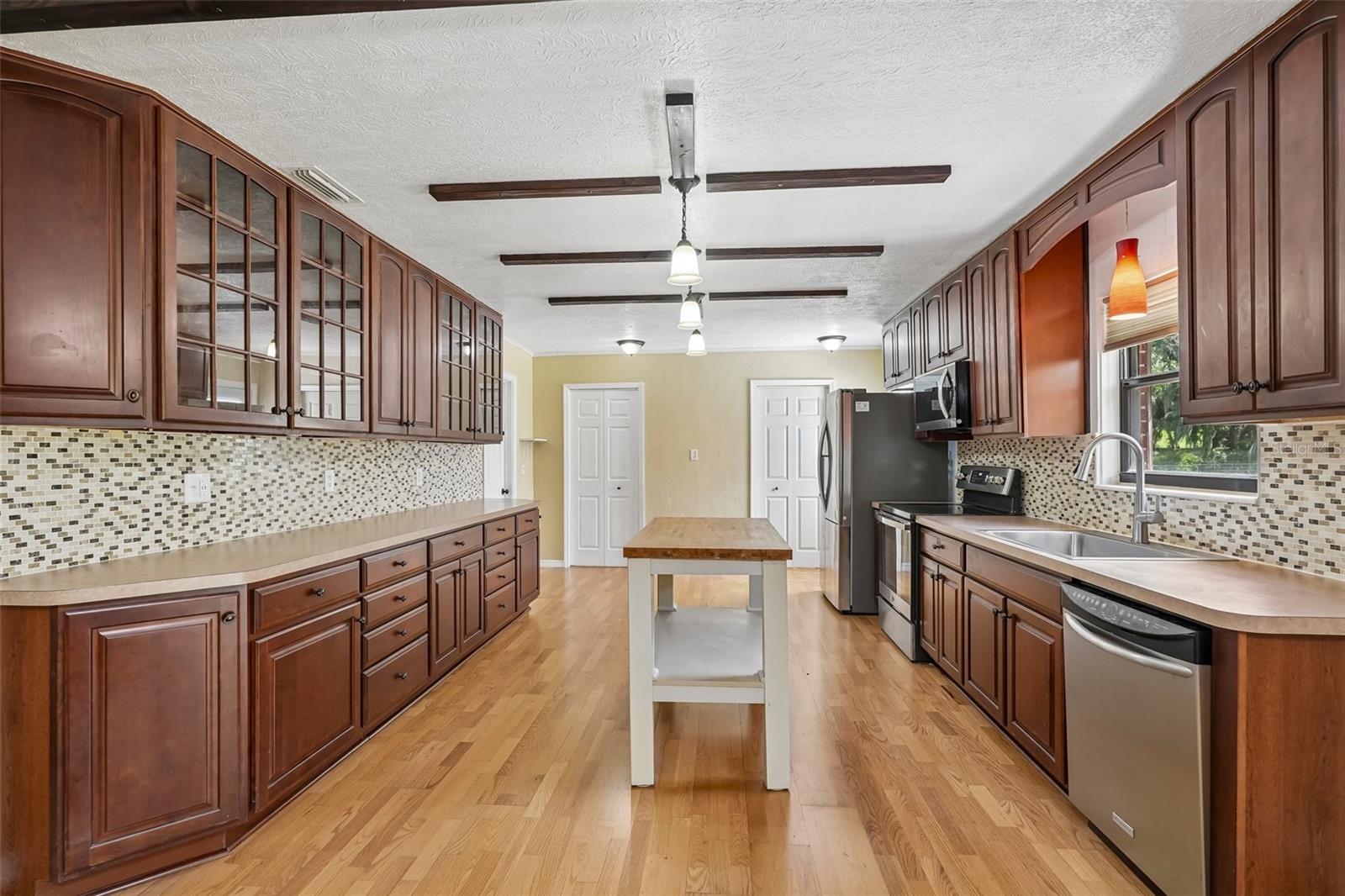 COUNTRY CLUB ESTATE MCINTOSH GRT - Residential