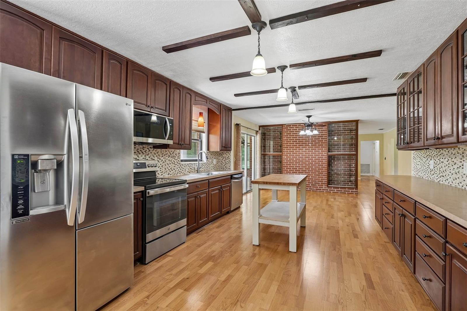 COUNTRY CLUB ESTATE MCINTOSH GRT - Residential